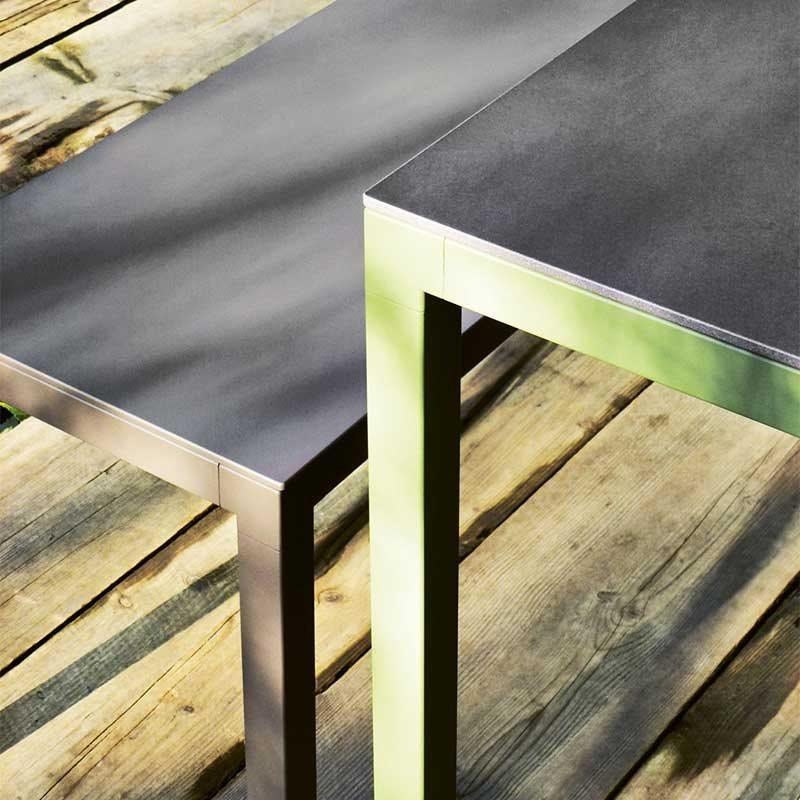 Anpassbarer Desalto Helsinki 35 Außentisch mit Bank von Caronni + Bonanomi, anpassbar (21. Jahrhundert und zeitgenössisch) im Angebot