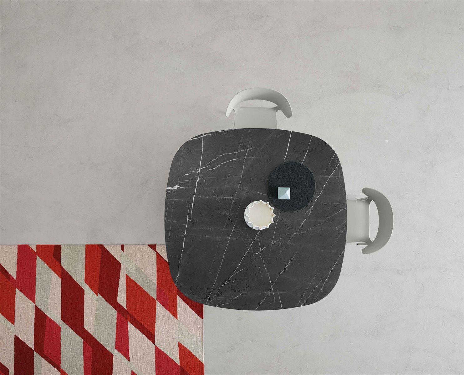 Iblea
Gordon Guillaumier
La mesa Iblea combina un diseño dinámico con la elegancia tecnológica. La perfección circular de su parte superior se combina armoniosamente con la estabilidad geométrica de su base.