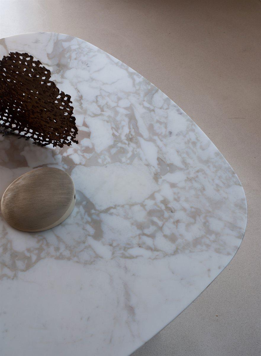Mesa con tablero de mármol Desalto Iblea personalizable Diseñada por Gordon Guillaumier 1