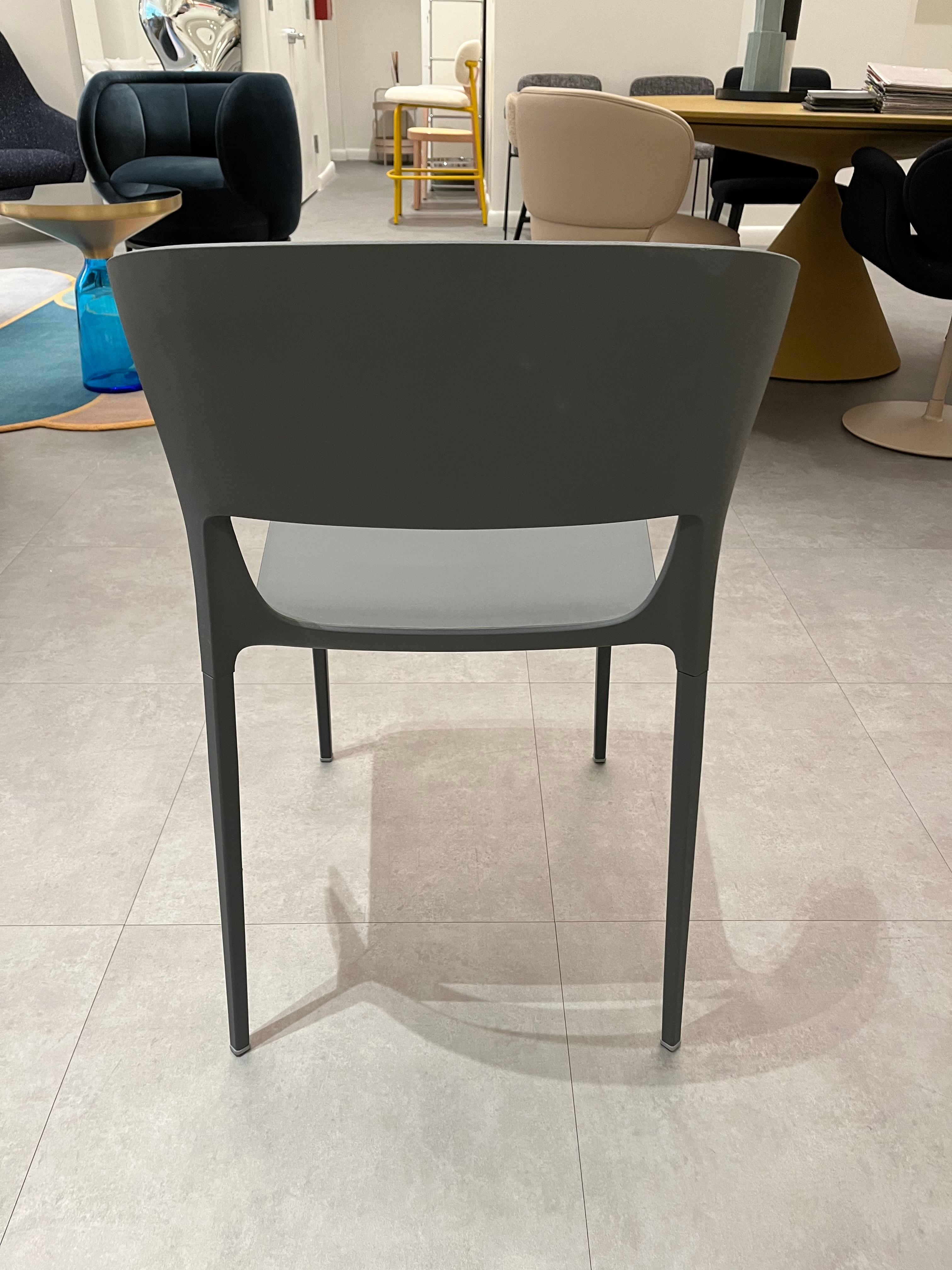 Koki
Pocci + Dondoli - 2015
MATERIAL: Integral-Polyurethan
Mit der Koki-Stuhlserie hält die Objektwelt Einzug in den häuslichen Bereich  mit einem modernen, frischen Design. Ein perfektes Gleichgewicht von Form, Funktion und Innovation, das aus