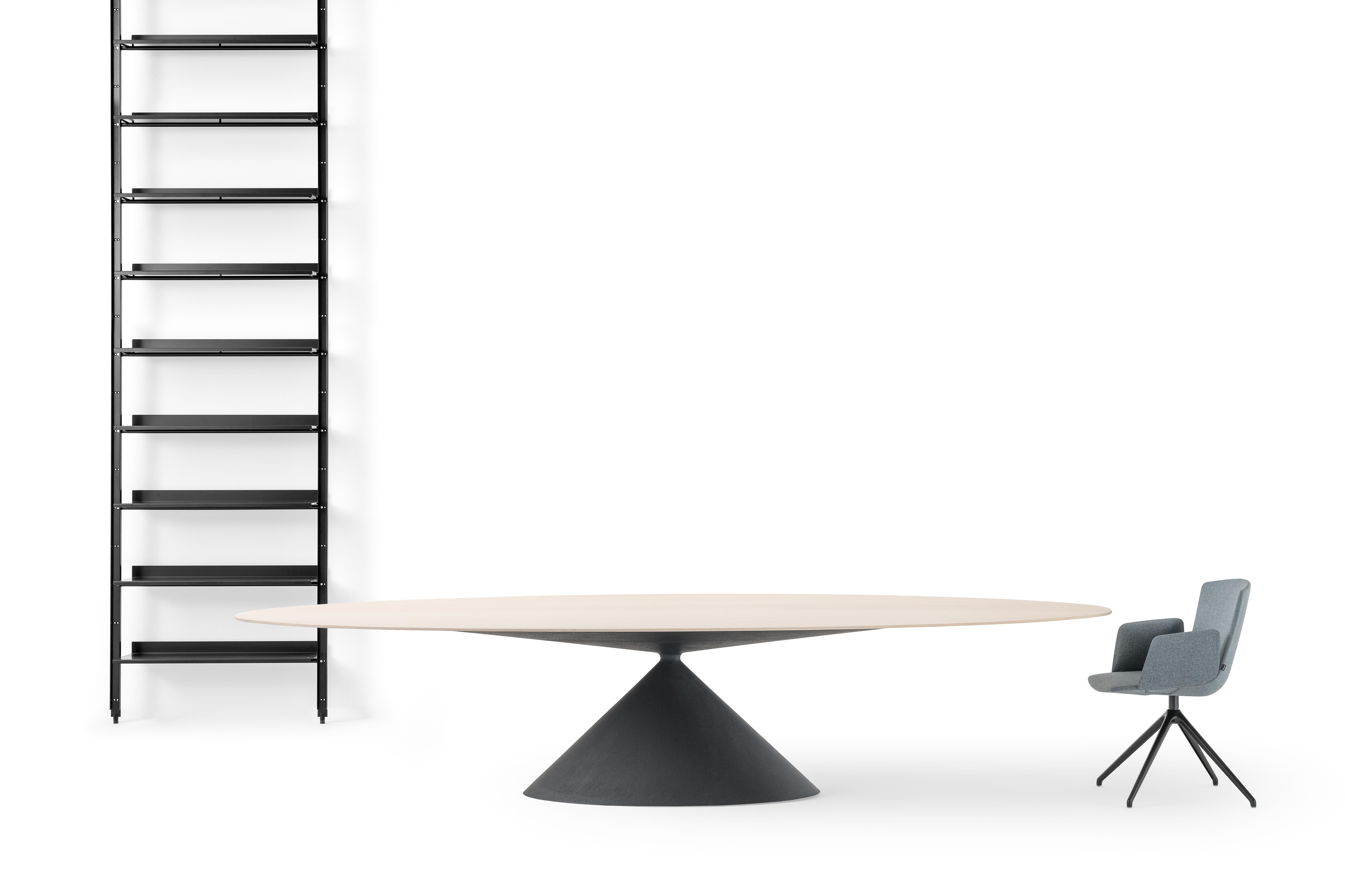 Ovaler Desalto MAXY CLAY-Tisch mit natürlicher Eschenholzplatte von Marc Krusin (Beton) im Angebot