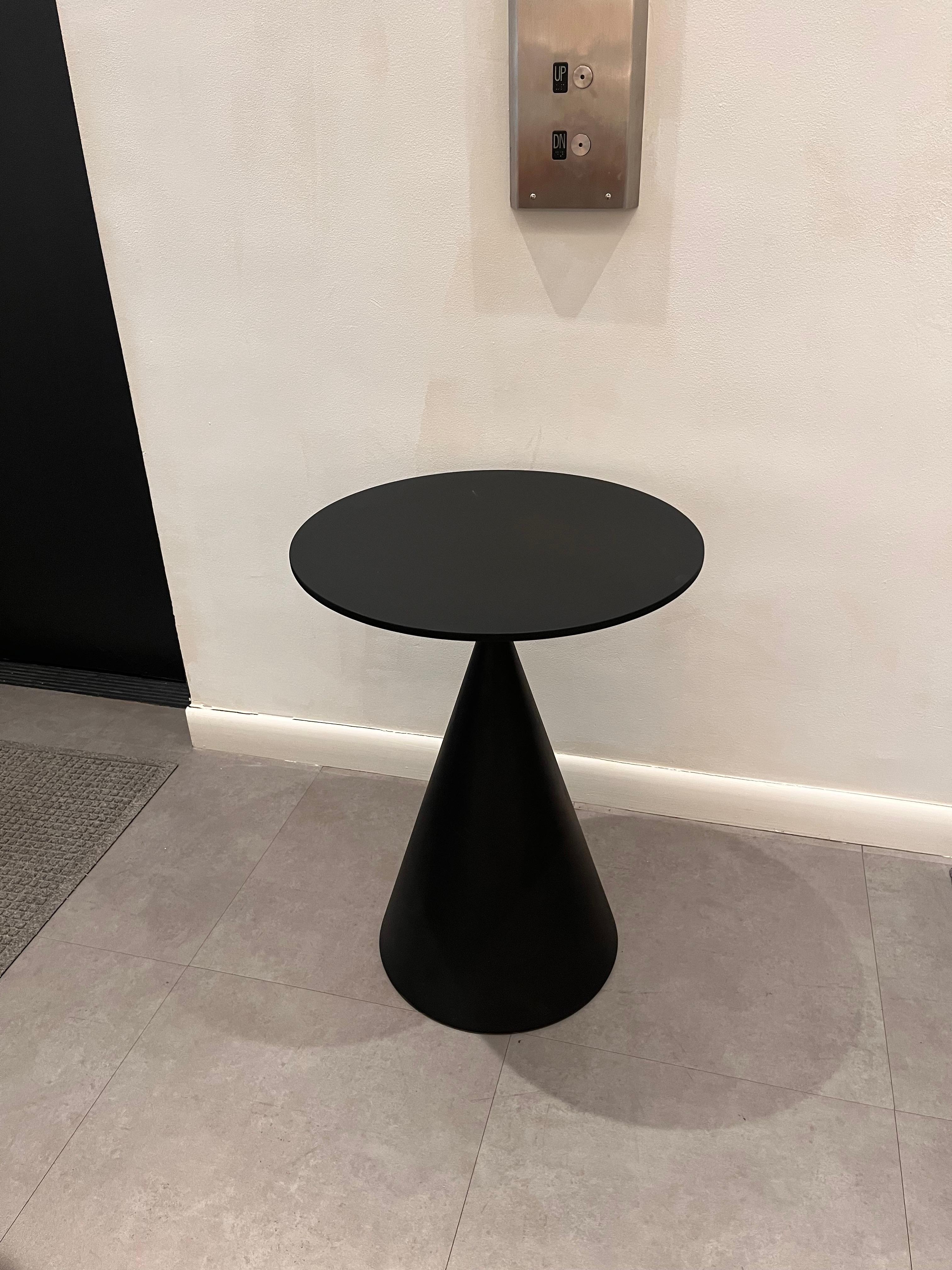 Mini clay indoor side table
black concrete d66

Ceramic top 6 mm with safety mesh underneath.
Geometric shapes and a perfect balance, always a Classic of international contemporary design. The young Desalto bestseller Clay table reduces its