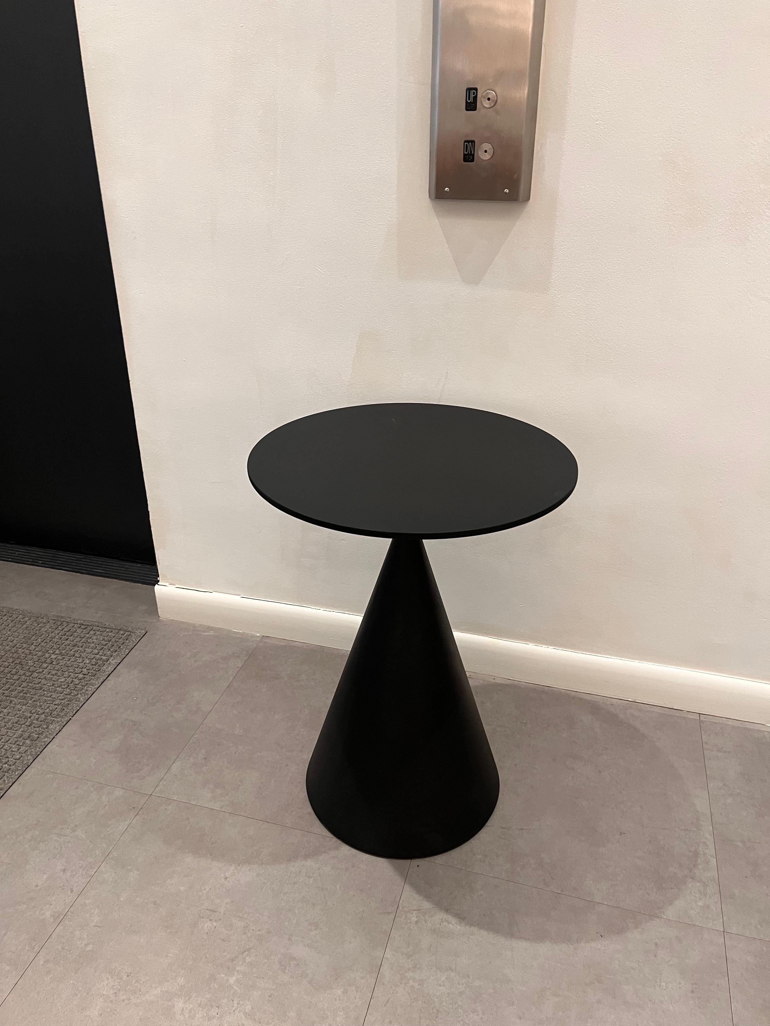 italien  Mini table d'appoint Desalto en argile noire de Marc Krusin, en stock en vente
