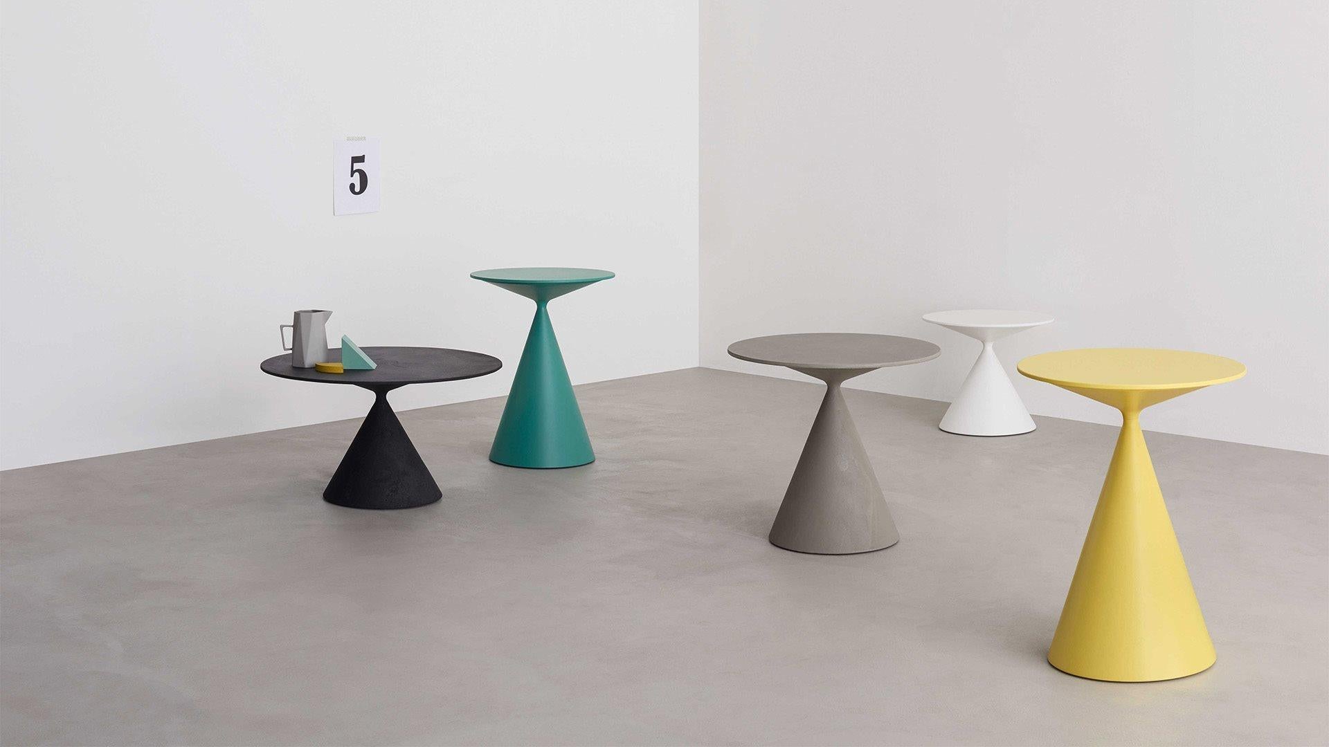 Des formes géométriques et un équilibre parfait dans de multiples variations de matériaux et de couleurs. Également en version table basse, toujours un classique du design contemporain international. 
La collection Miniclay se caractérise par un