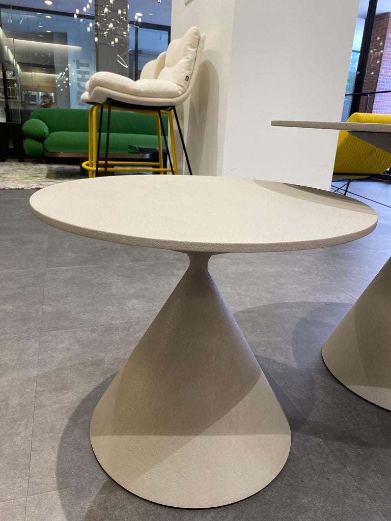 
Mini clay indoor side table
55cm h x 50cm diameter
Base: concrete grey Luna D 65
Top: concrete grey Luna D 65
Small table with rigid polyurethane base.
Ceramic top 6 mm with safety mesh underneath.
Geometric shapes and a perfect balance,