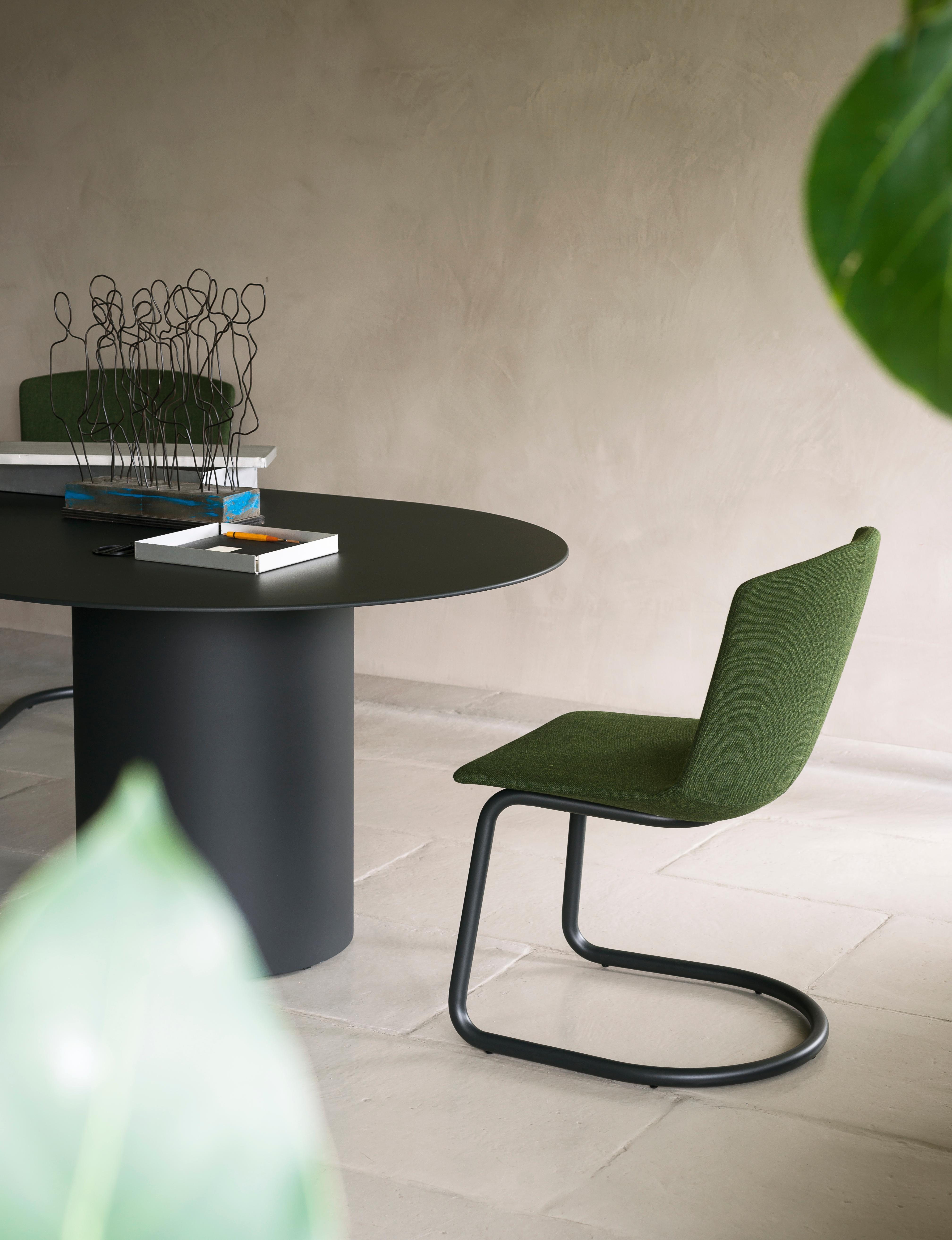 Der geometrische Tisch MM8 nimmt das Zentrum des Raumes mit einer magnetischen Präsenz ein. Seine wesentlichen Formen, eine harmonische Kombination aus klaren Linien und Proportionen, ziehen den Blick des Betrachters auf sich. Die beiden großen