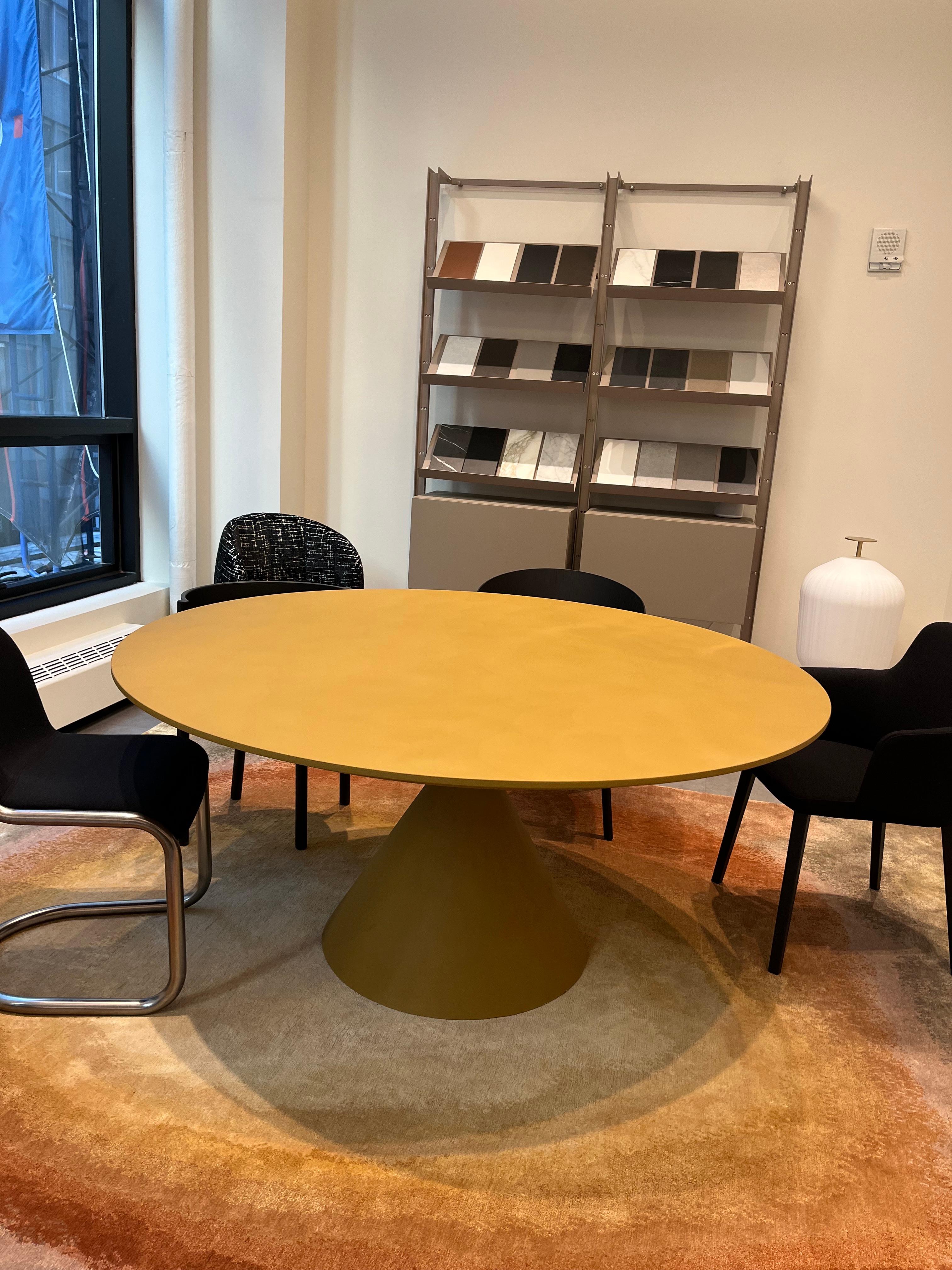 italien Table ronde en argile Desalto conçue par Marc Krusin, en stock  en vente