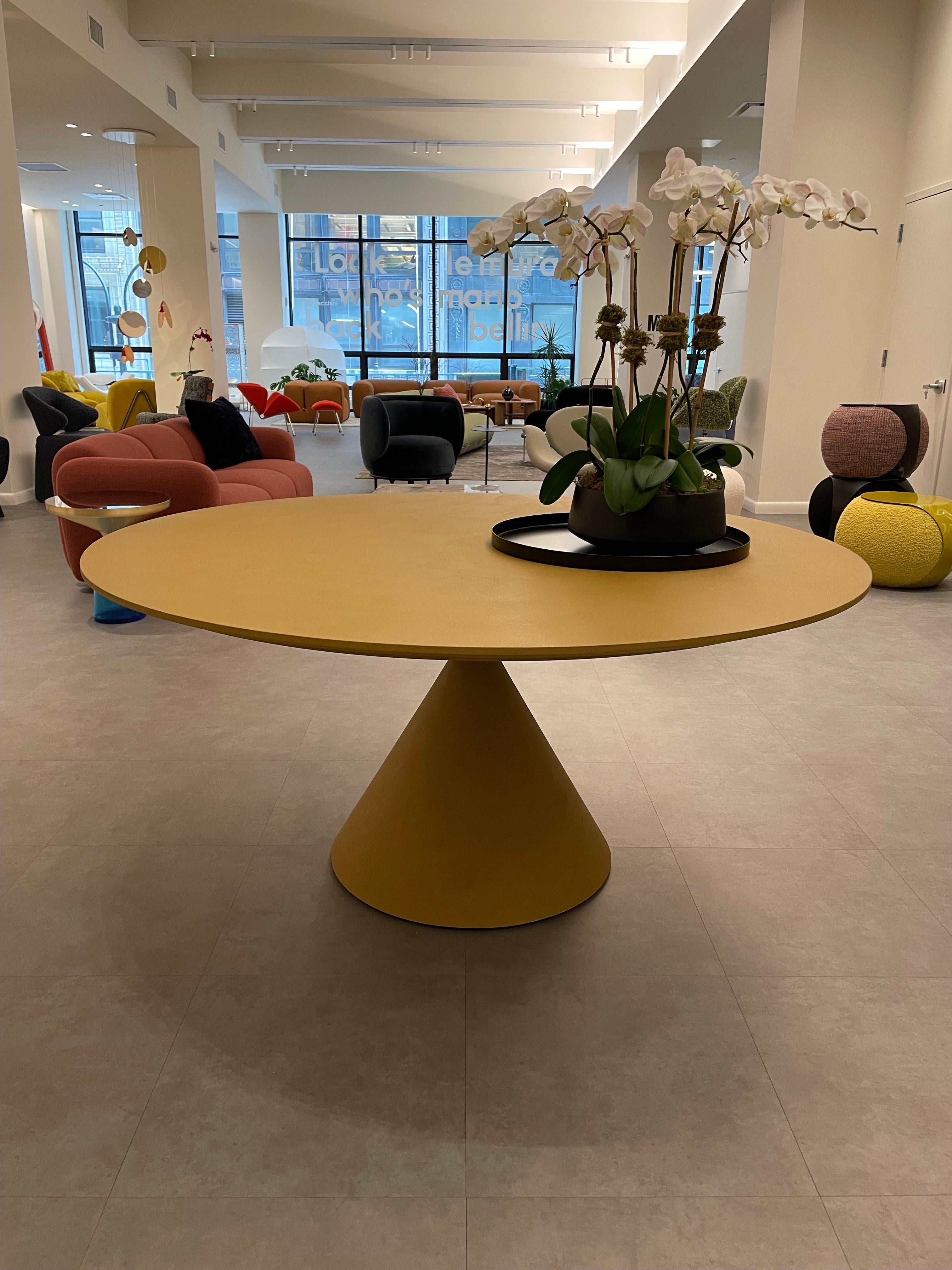 CLAY INDOOR TABLE Diam.160cm
TOP & BASE D57 ochre concrete/TOP D57 ochre concrete
Table with rigid polyurethane base and MDF top, completely covered with hand-spread paste. Table height 75,5 cm.