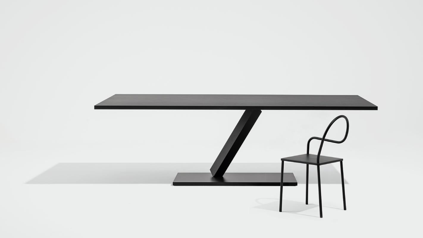 La sedia Softer Than Steel, realizzata in tubi d'acciaio, è un'interpretazione moderna del concetto tradizionale di sedia. Caratterizzata da linee pulite e forme geometriche minimali, questa sedia rappresenta la fusione tra funzionalità ed estetica