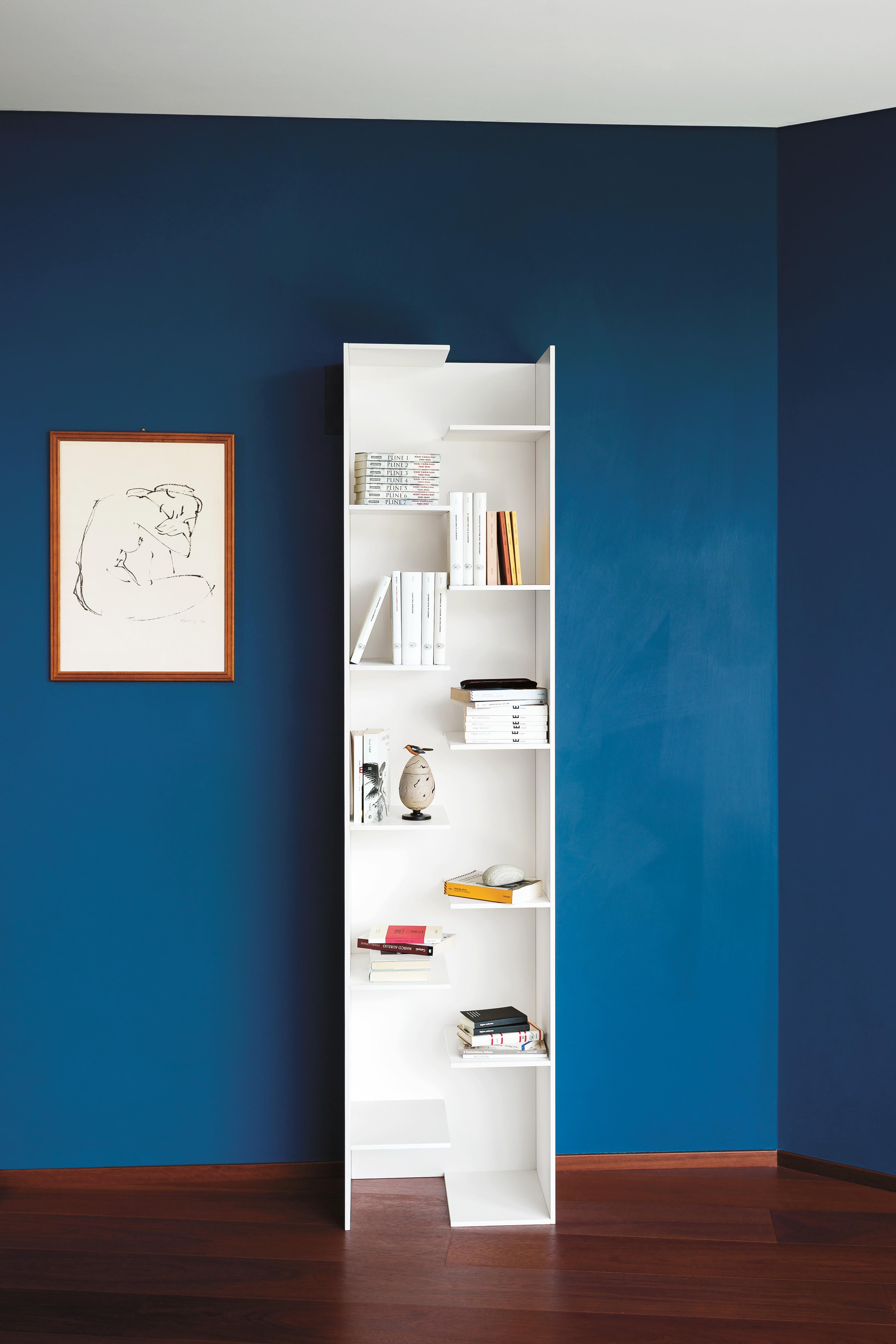 Semplicità delle linee e leggerezza dei volumi sono la chiave espressiva della gamma di librerie STEP disegnate da Nendo, in grado di armonizzarsi e integrarsi naturalmente con l'intera collezione.
I ripiani sfalsati offrono ampie superfici,
