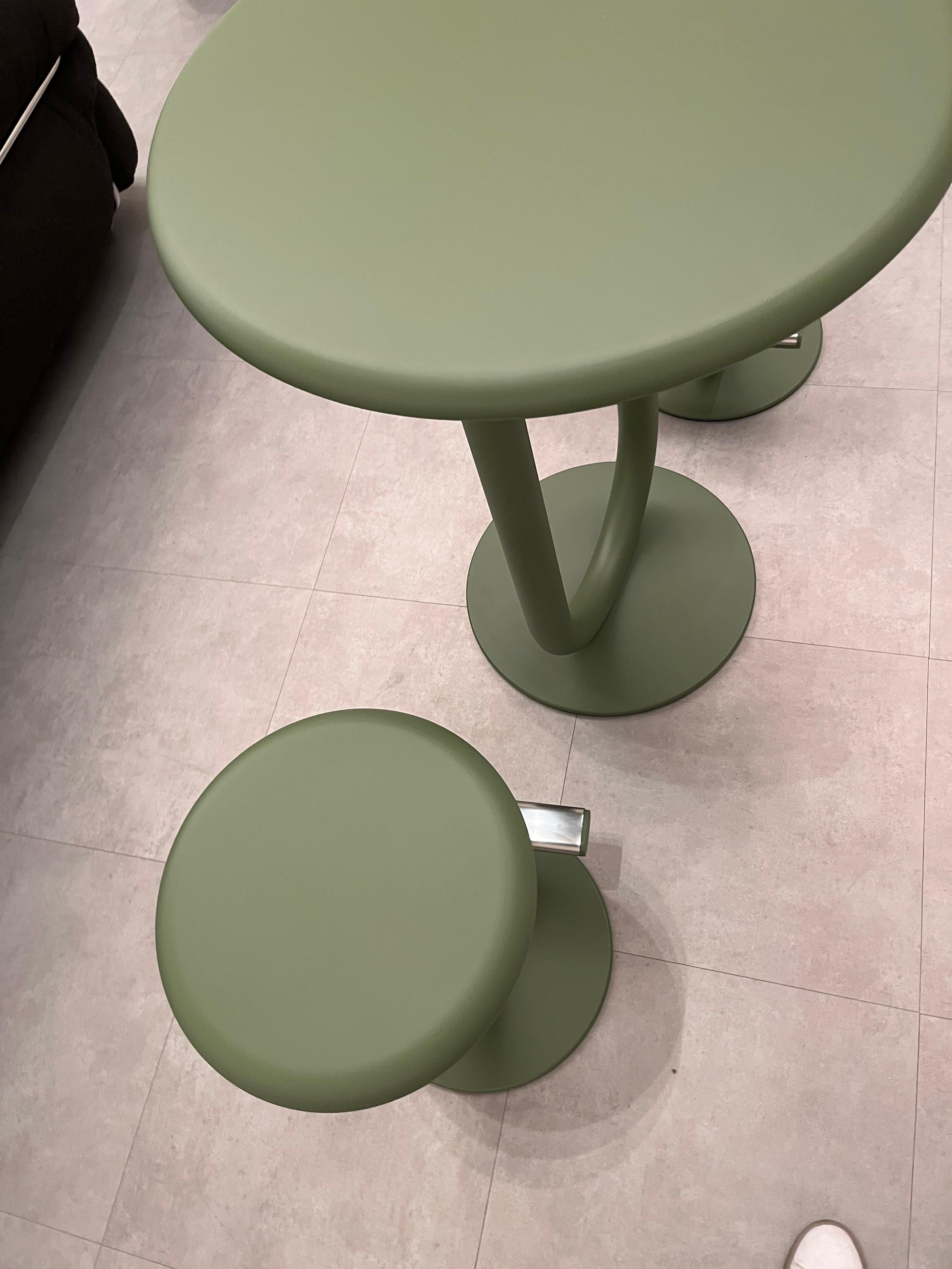 Desalto Strong Bar Table with Stool Designed by Eugeni Quitllet in STOCK 3