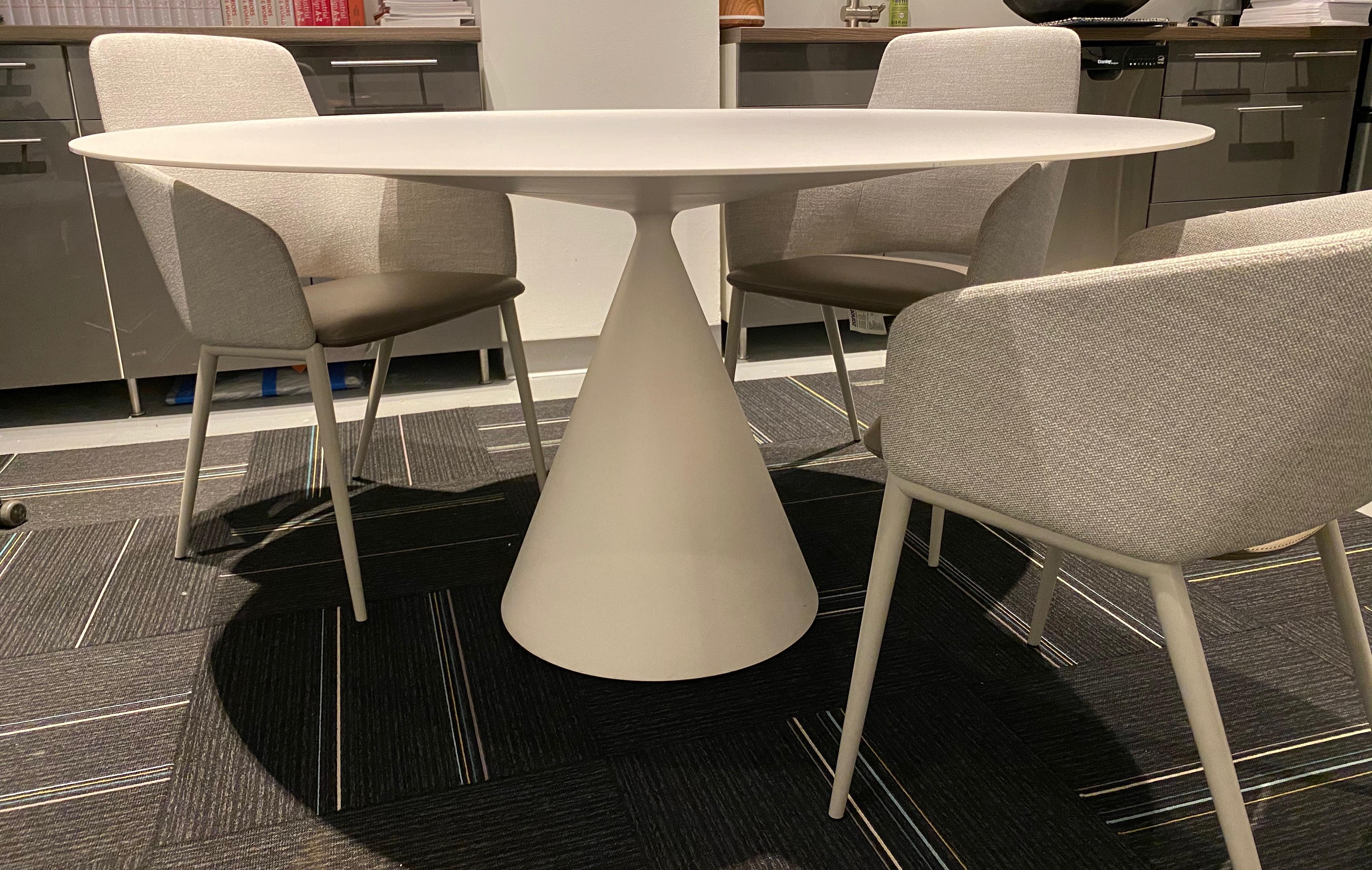 Desalto clay indoor round table
Clay indoor table
Measure: 140cm diameter
Base: Matte white B 62 finish
Top: Ceramic white Calce D 84.
         