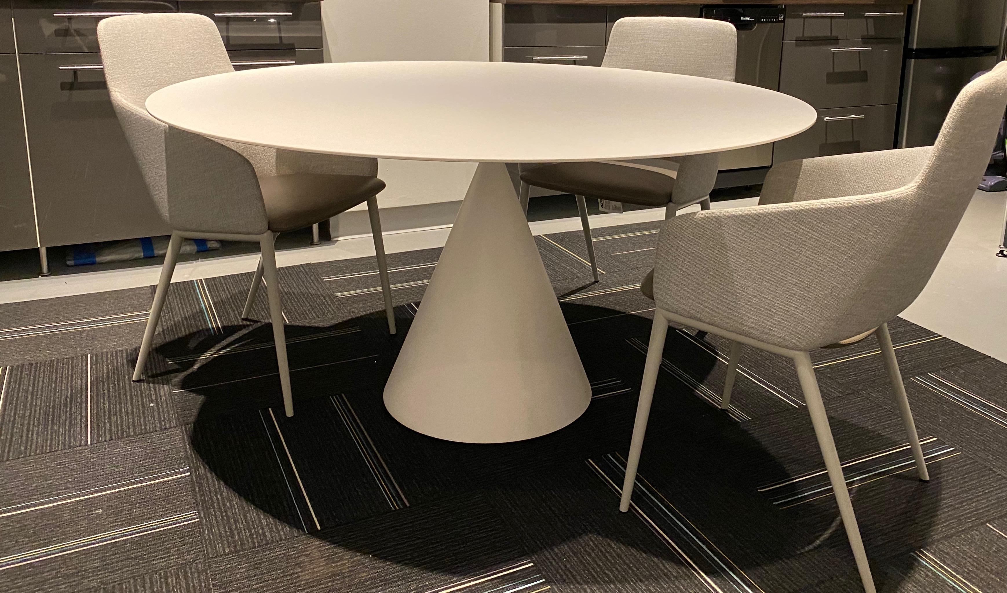 Desalto White Round Clay Table In Excellent Condition In New York, NY