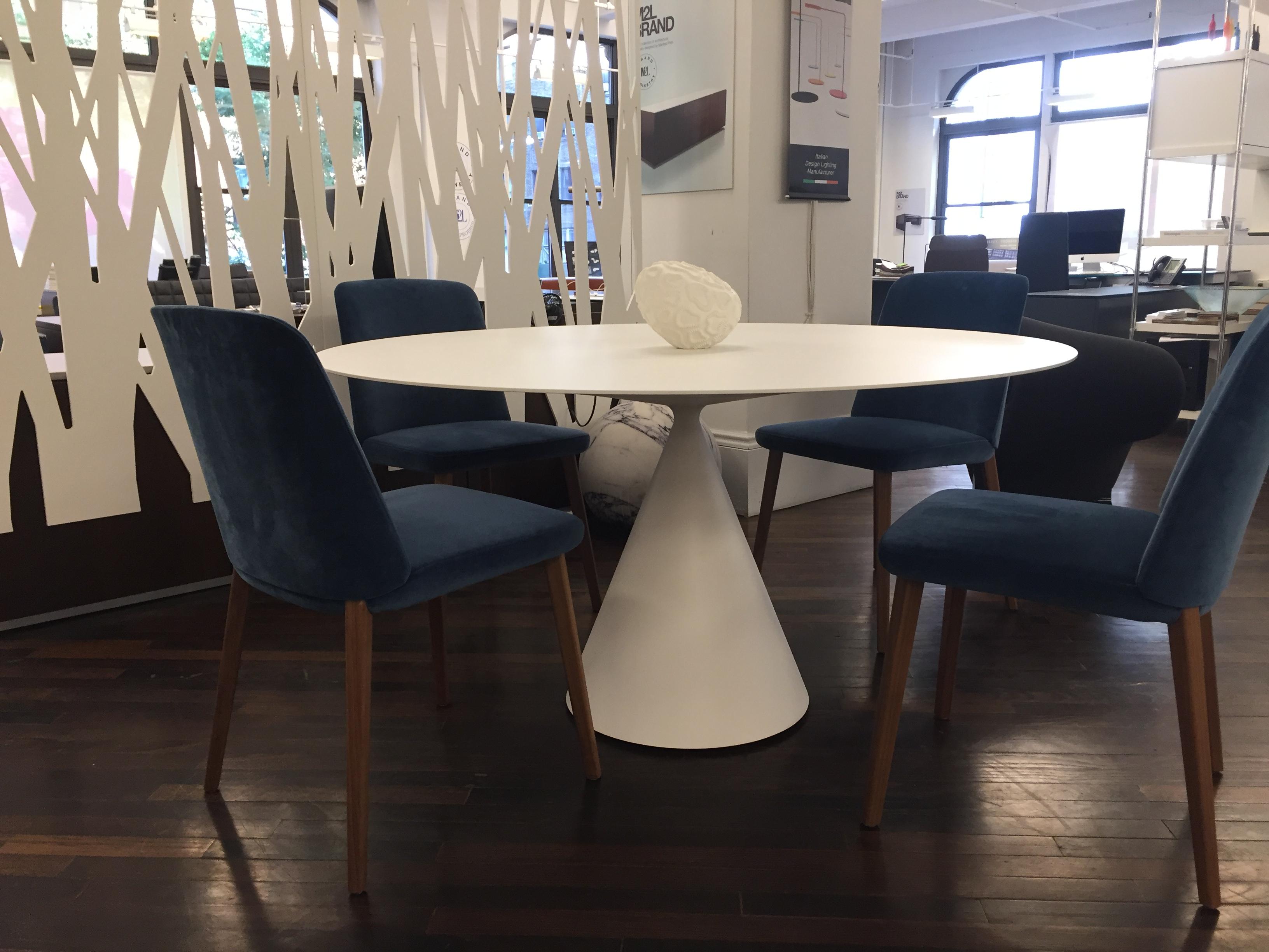 Contemporary Desalto White Round Clay Table