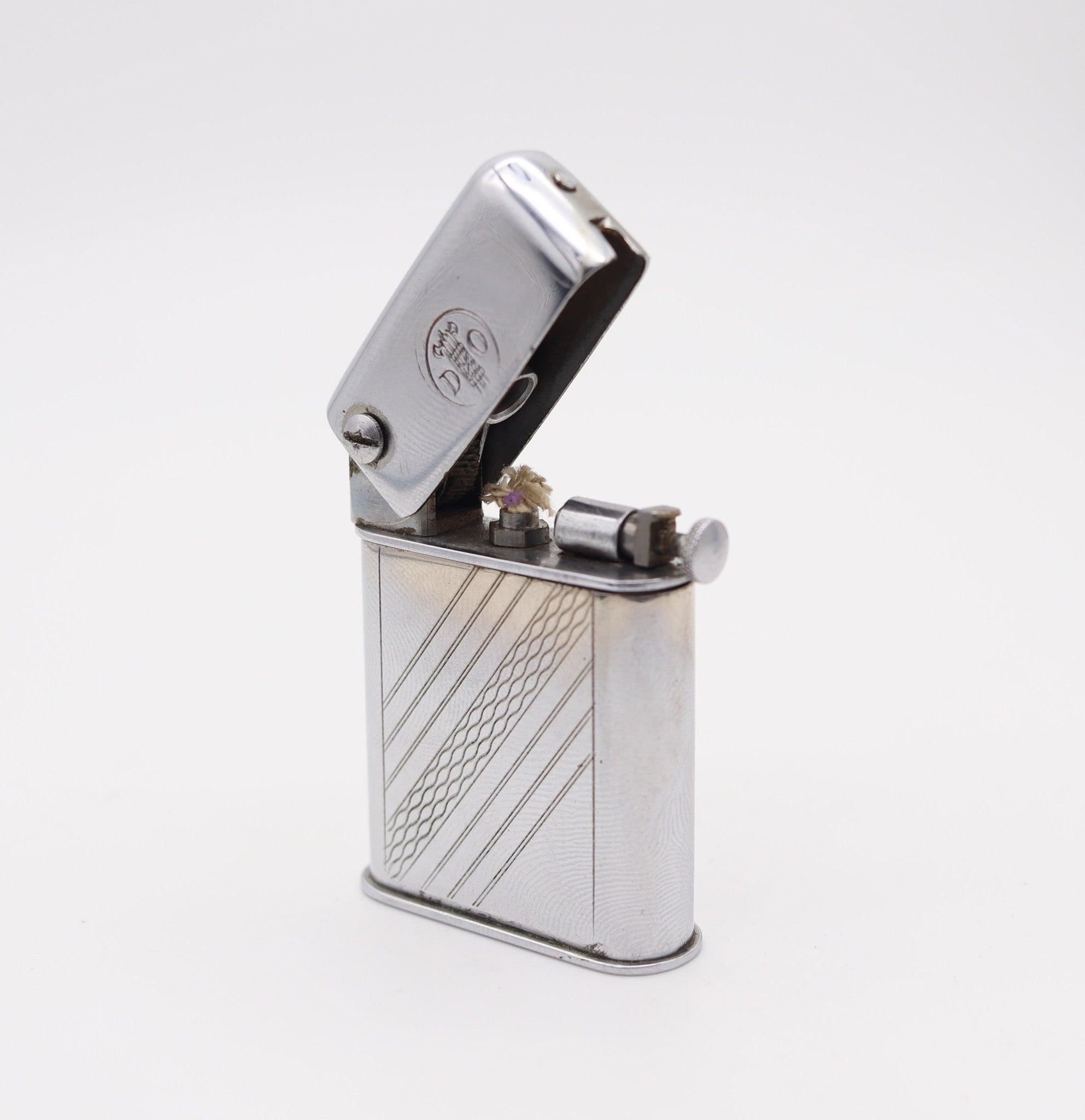 DESARMEAUX DO. 1932 France Briquet de poche à essence semi-automatique avec bouton à vis Excellent état - En vente à Miami, FL