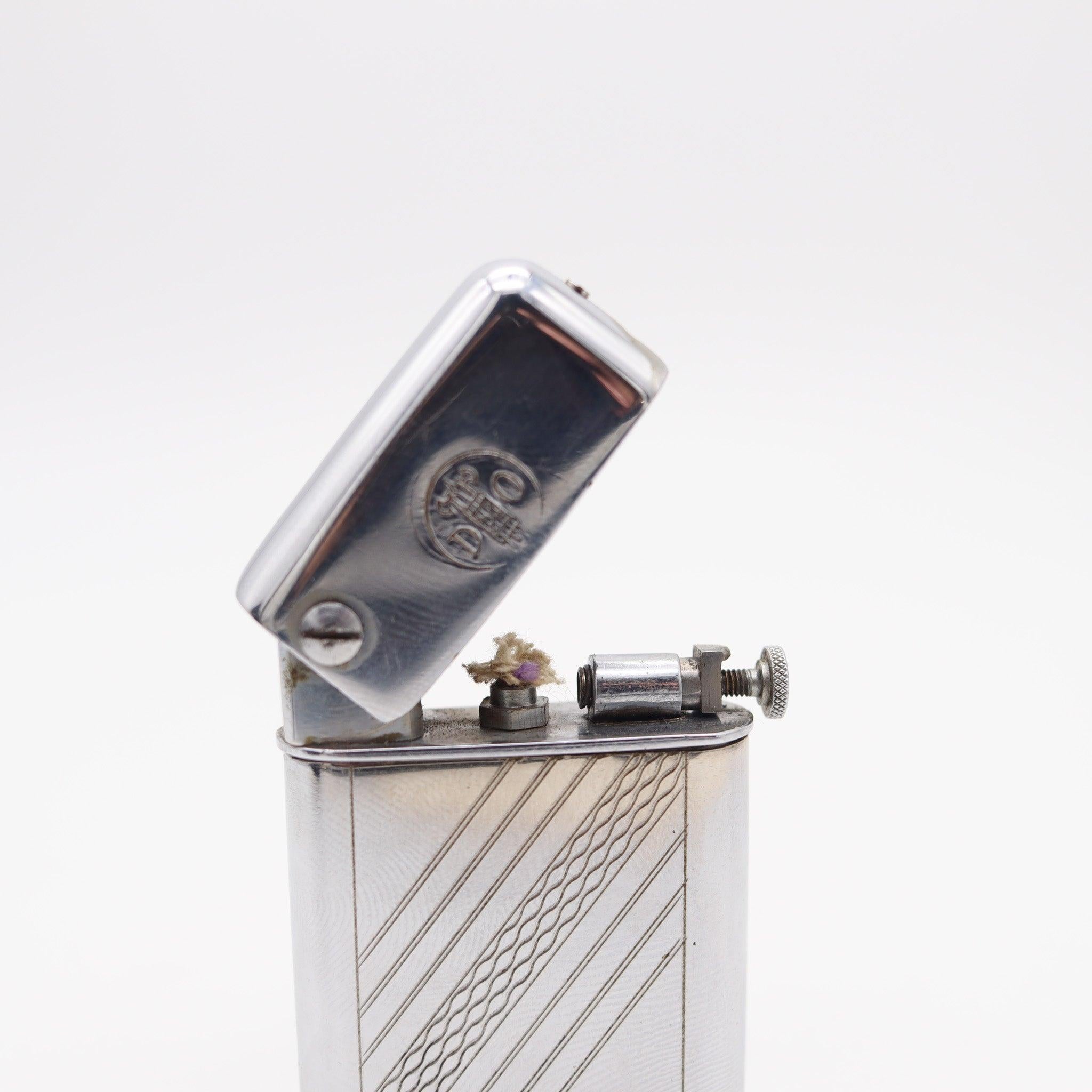 Milieu du XXe siècle DESARMEAUX DO. 1932 France Briquet de poche à essence semi-automatique avec bouton à vis en vente