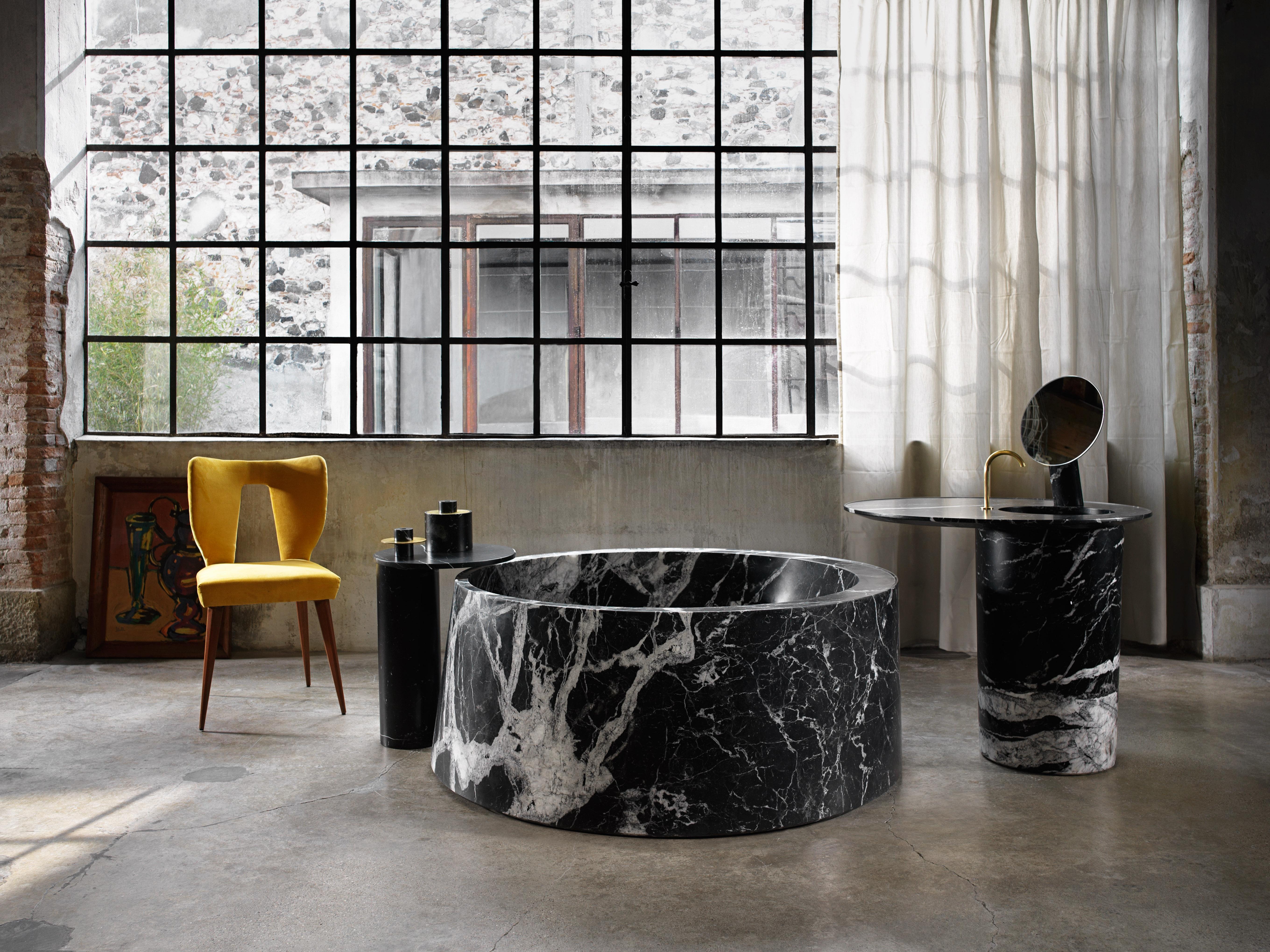 Desco Collection is the results of a renewed collaboration between Pibamarmi and the designer Vittorio Longheu. 
This work is defined by a peculiar set of elements, strongly characterized by circular shapes and minimal asymmetries in the volumes.