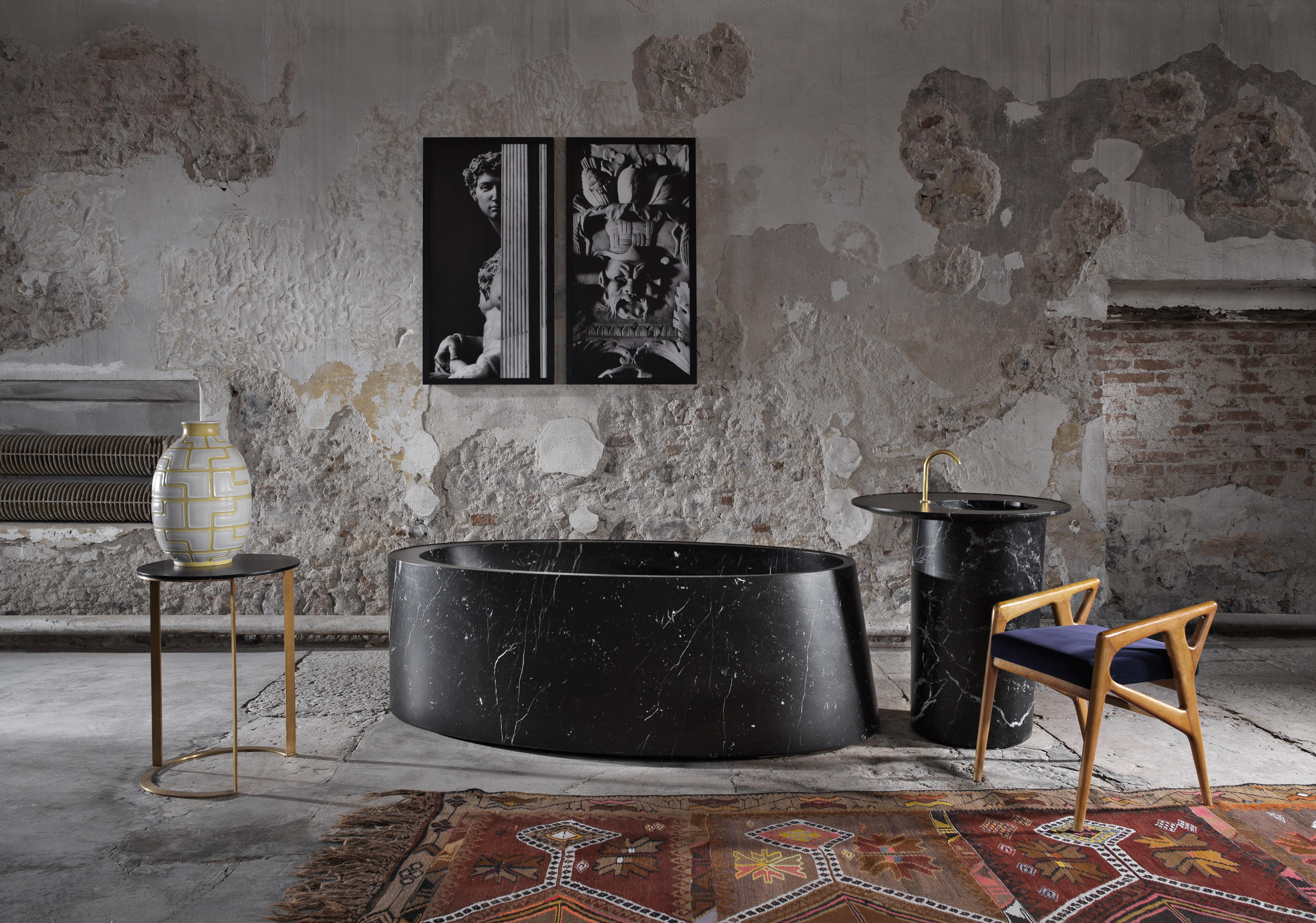 Desco Collection is the results of renewed collaboration between Pibamarmi and the designer Vittorio Longheu. 
This work is defined by a peculiar set of elements, strongly characterized by circular shapes and minimal asymmetries in the volumes. The