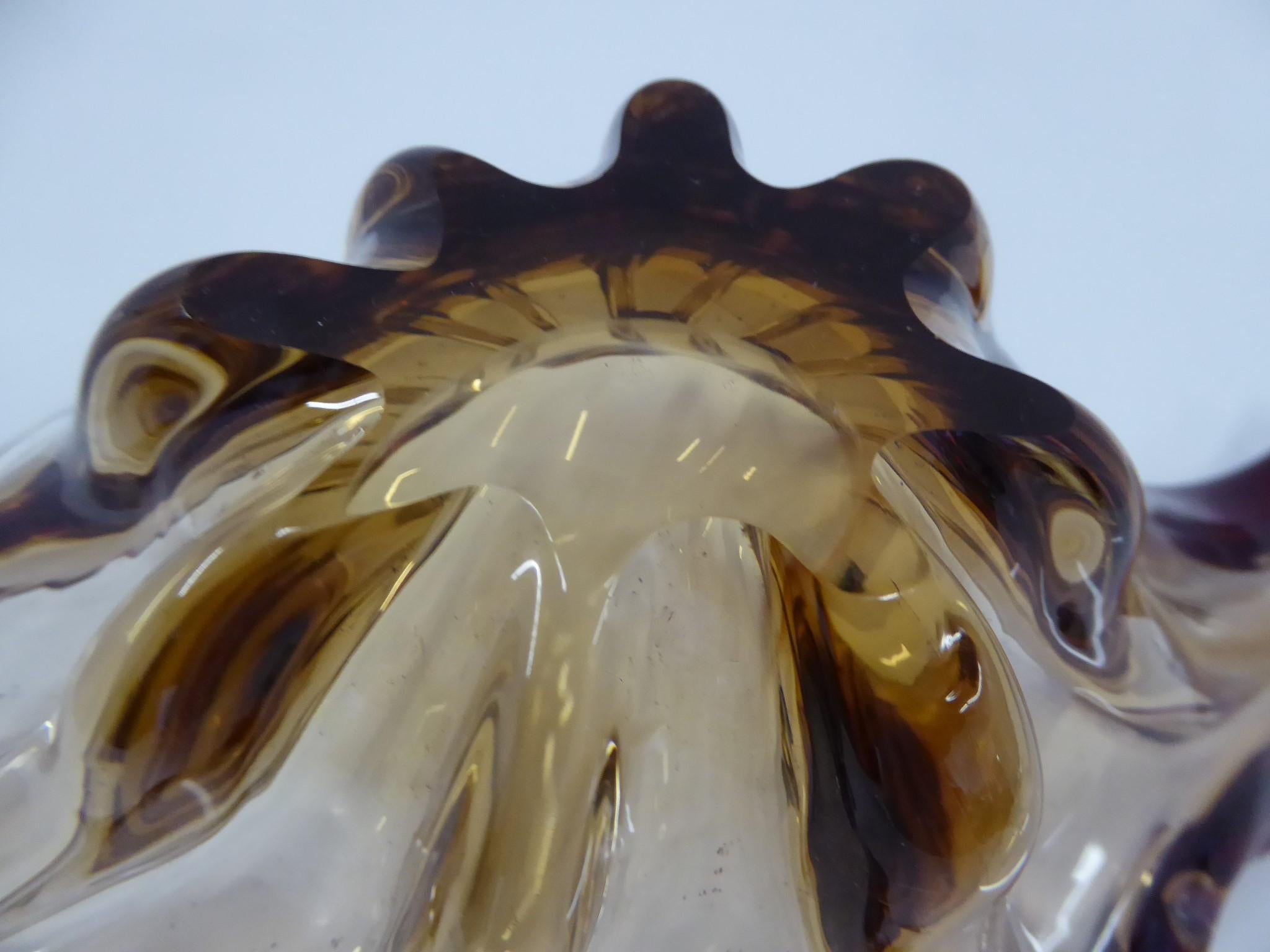 Grand récipient moderne en verre de Murano soufflé de forme libre, Italie, années 1960 en vente 5