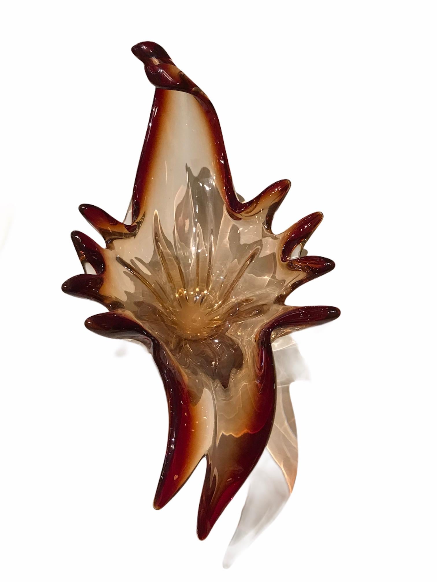 REDUITE DE $385....Grand récipient en verre soufflé de Murano de forme libre, Italie, années 1960. Probablement Seguso, il s'agit d'une forme explosive d'ailes de verre tirées à partir du centre, les extrémités opposées recevant une attention plus