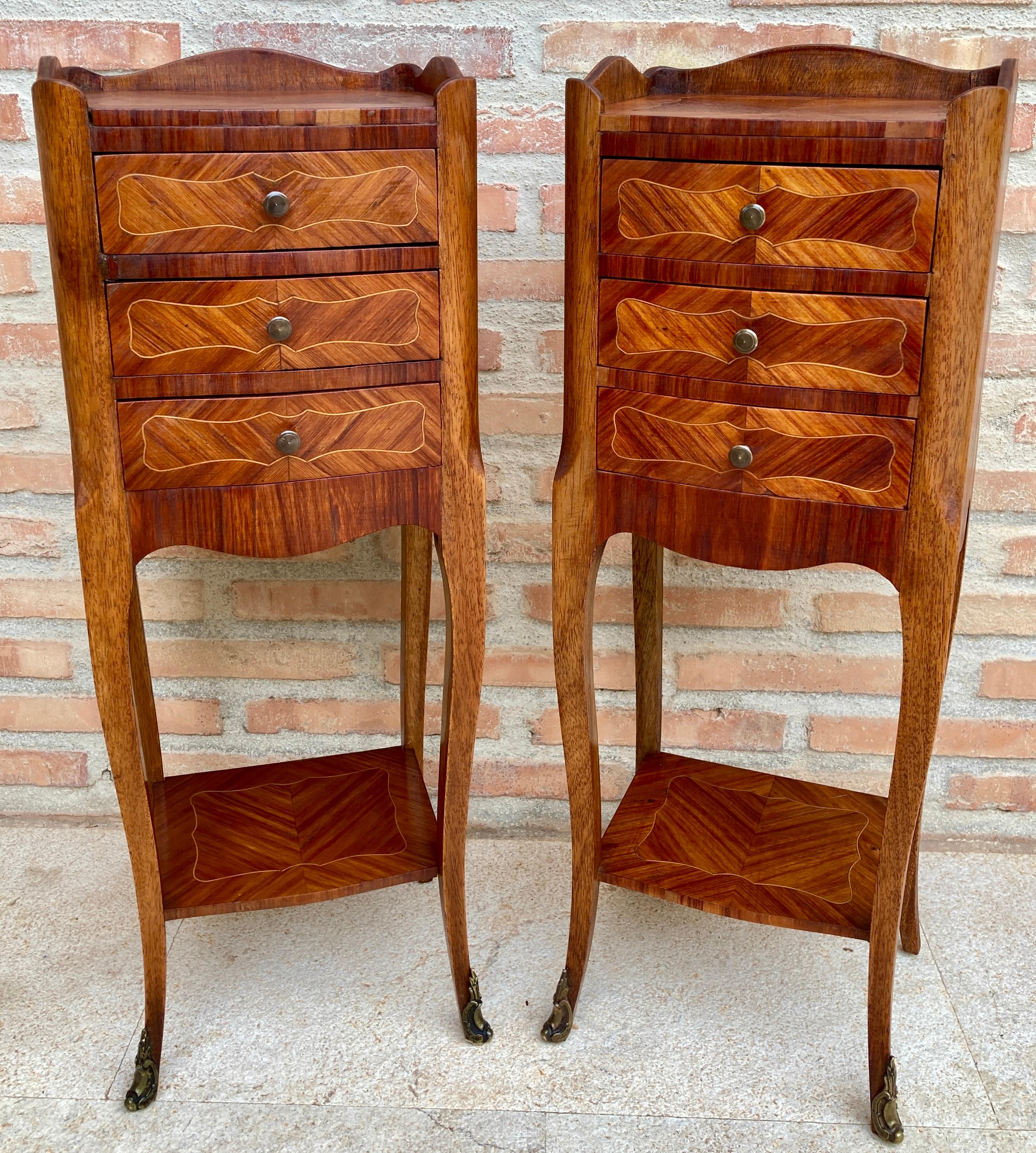 Description Pair of French Walnut Bedside Tables Adorned with Fine Louis XV Mar In Good Condition For Sale In Miami, FL