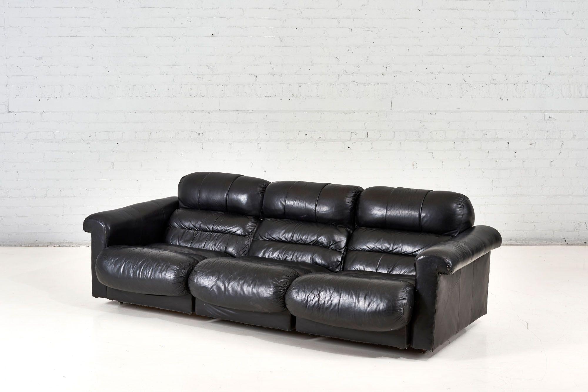 De Sede Sofa aus schwarzem Leder, 1970 (Postmoderne) im Angebot