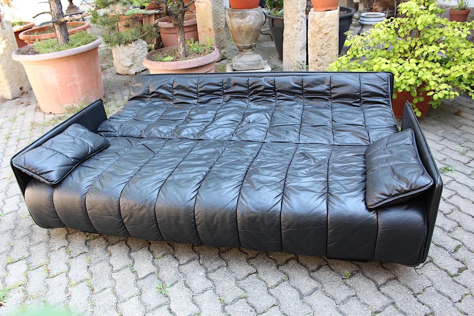 DeSede Black Leather Vintage Freestanding DS 69 Sofa Daybed 1970s Switzerland For Sale 3