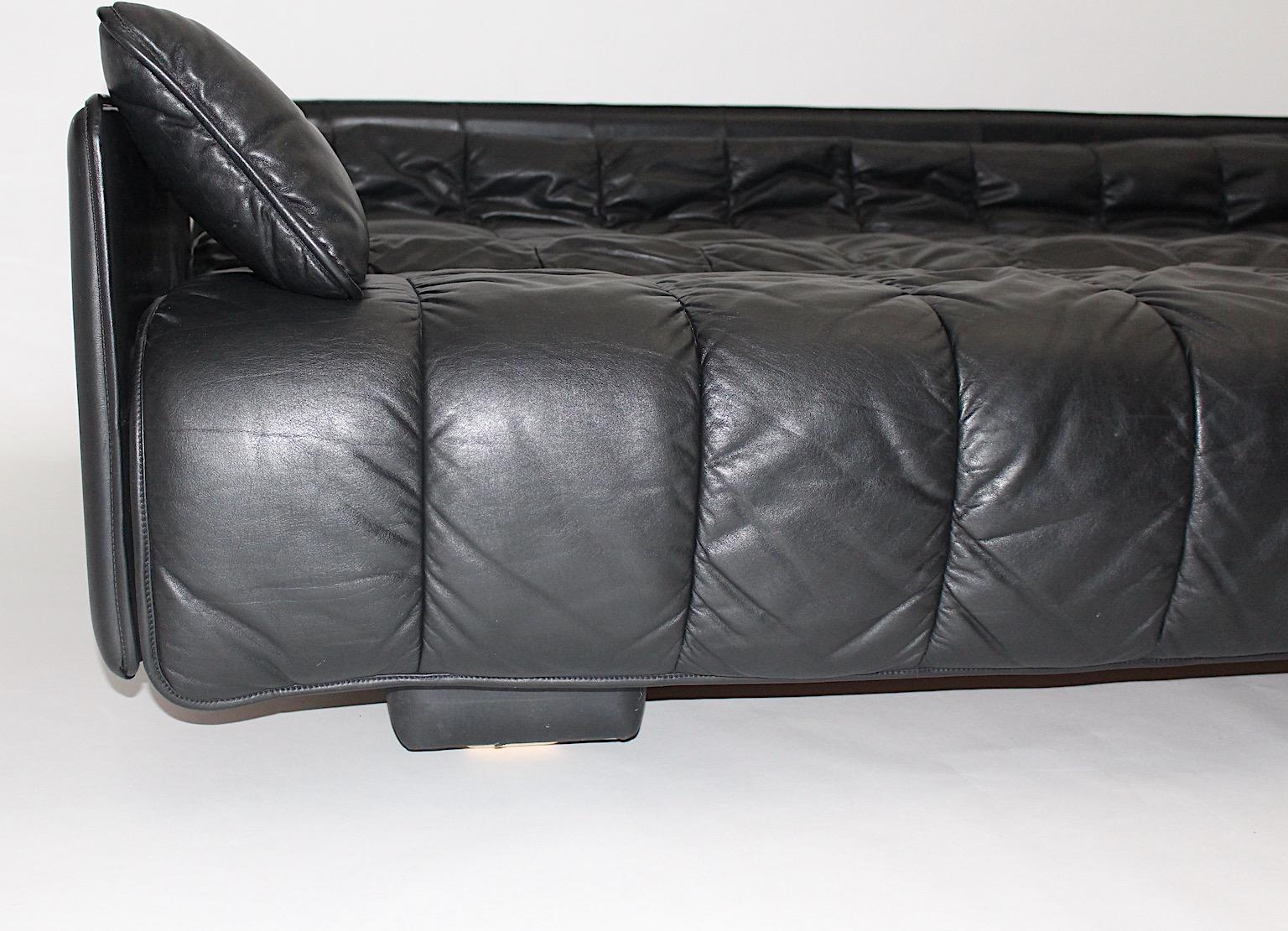 DeSede Black Leather Vintage Freestanding DS 69 Sofa Daybed 1970s Switzerland For Sale 10