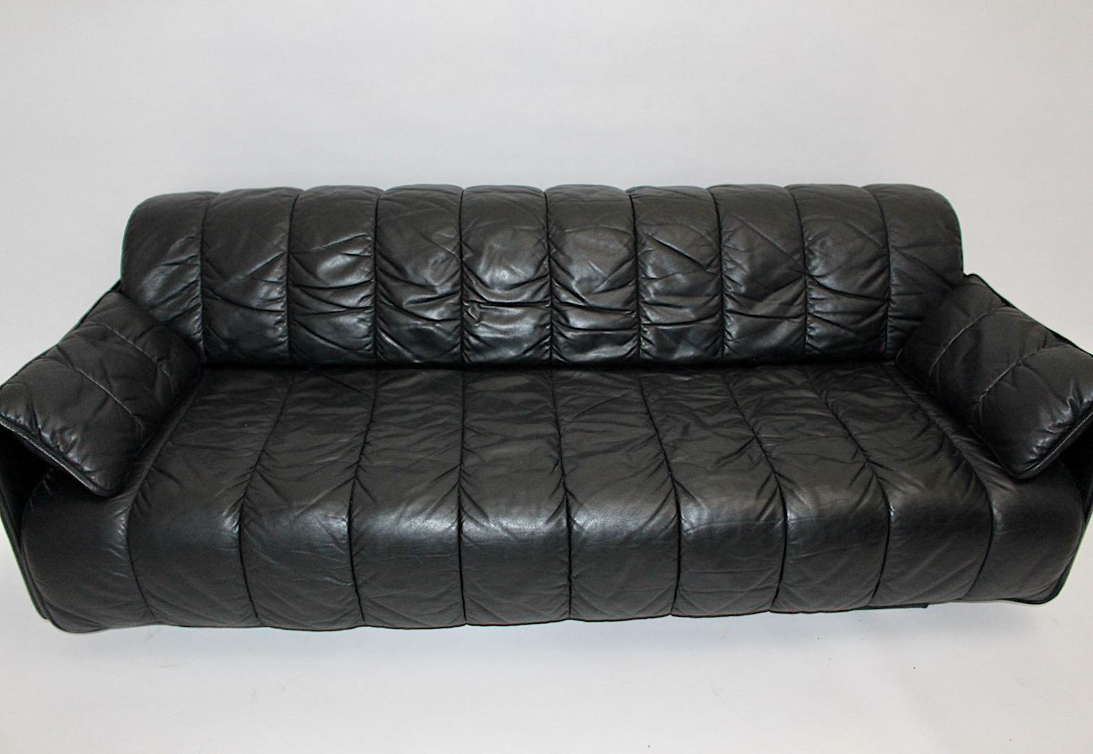DeSede Vintage Sofa oder Daybed DS 69 aus hochwertigem schwarzem genähtem Leder 1970er Jahre Schweiz.
Während das wunderbare und bequeme Sofa auch als freistehende Sitzgelegenheit verwendet werden kann, erlaubt die ausziehbare Funktion, jeden Aspekt