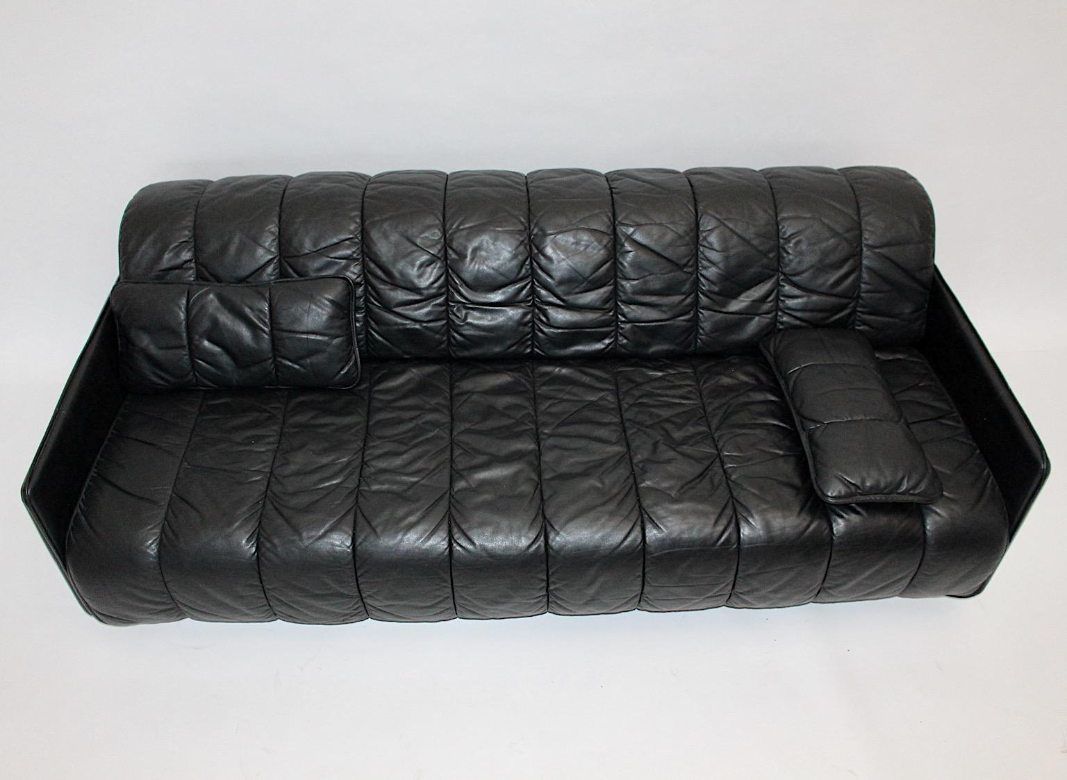 Swiss DeSede Black Leather Vintage Freestanding DS 69 Sofa Daybed 1970s Switzerland For Sale