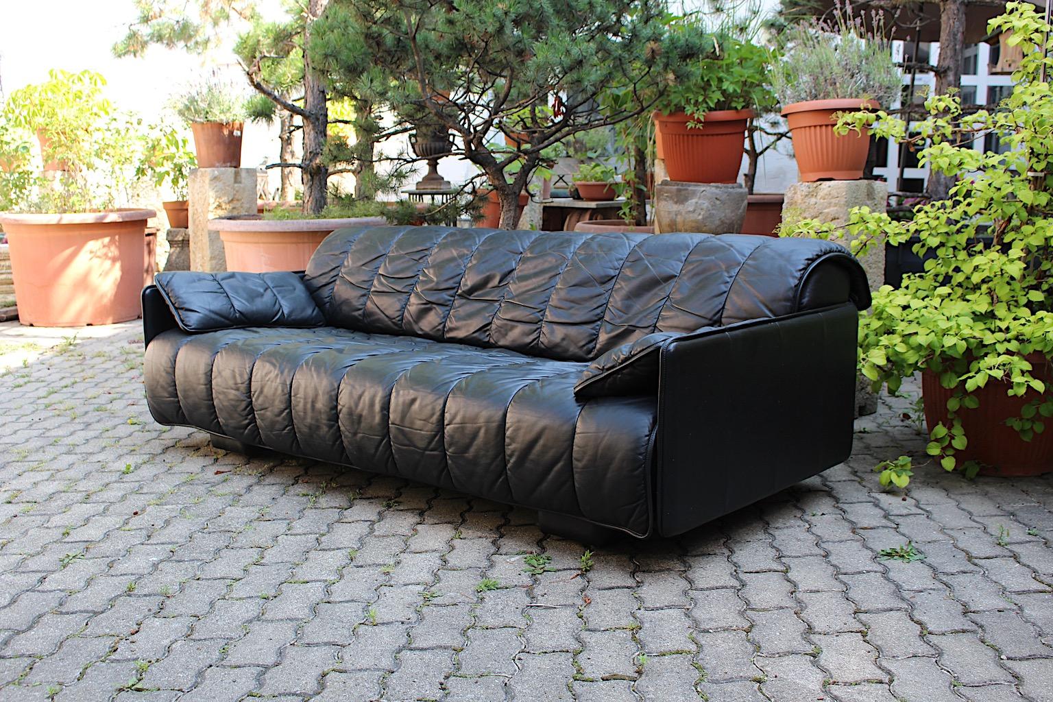 DeSede Black Leather Vintage Freestanding DS 69 Sofa Daybed 1970s Switzerland For Sale 1