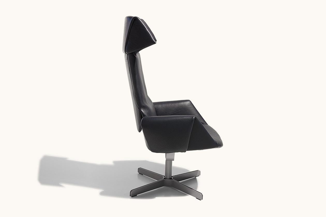 Das revolutionäre Sitzkonzept DS-343 ist ein Sessel, der sich bewegt, wenn sich die sitzende Person bewegt, denn das Objekt ist nicht mit einer klassischen Sitzfläche konstruiert, die an der Rückenlehne endet, sondern mit einer, die bis zur Höhe des