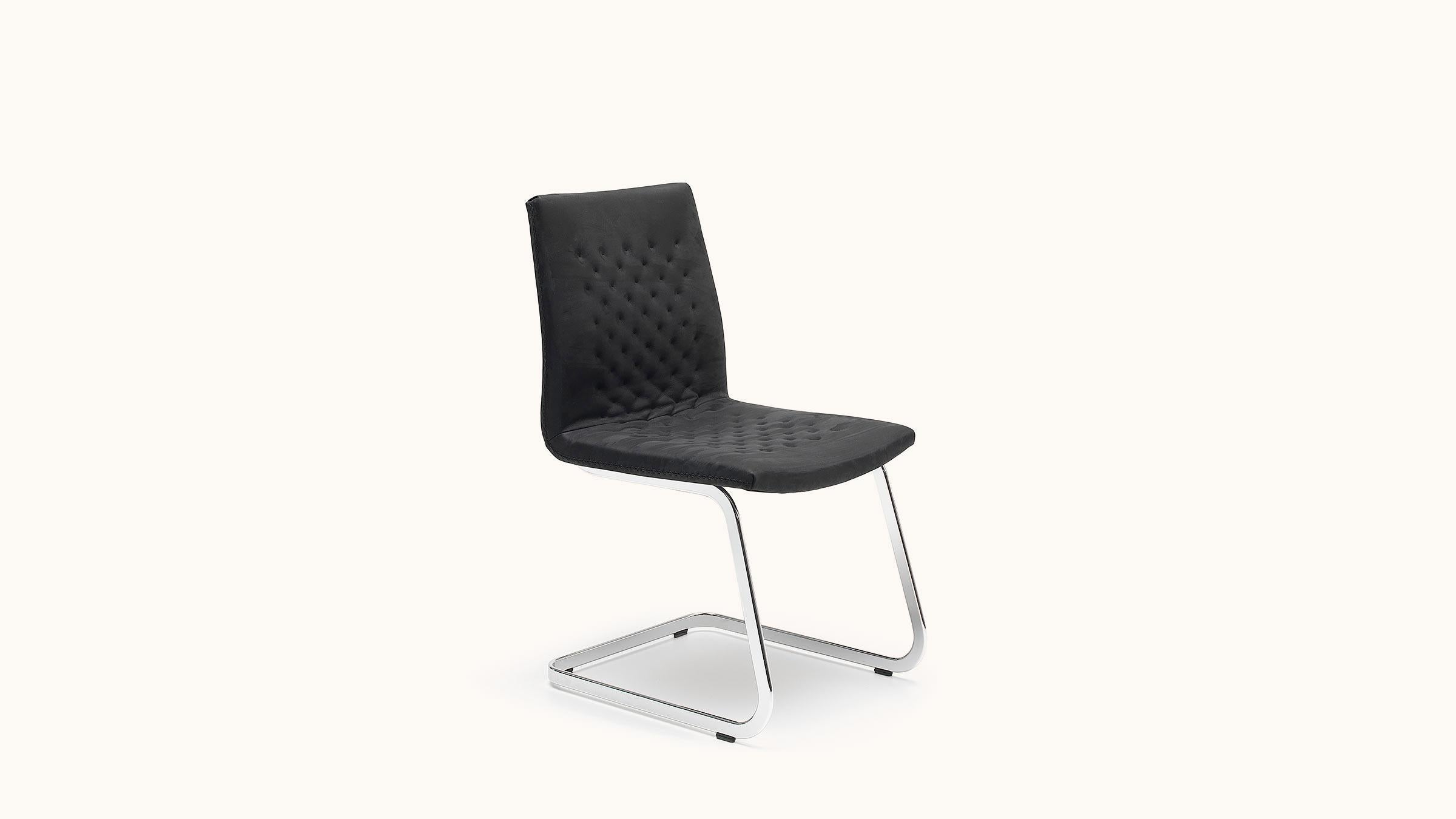 DS-1051 is available in a wide variety of versions: high- or low-backed, with or without armrests, as a cantilevered chair, with four-star swivel base or with a five-star base. Extremely filigree, elegant and luxurious in appearance, but without any