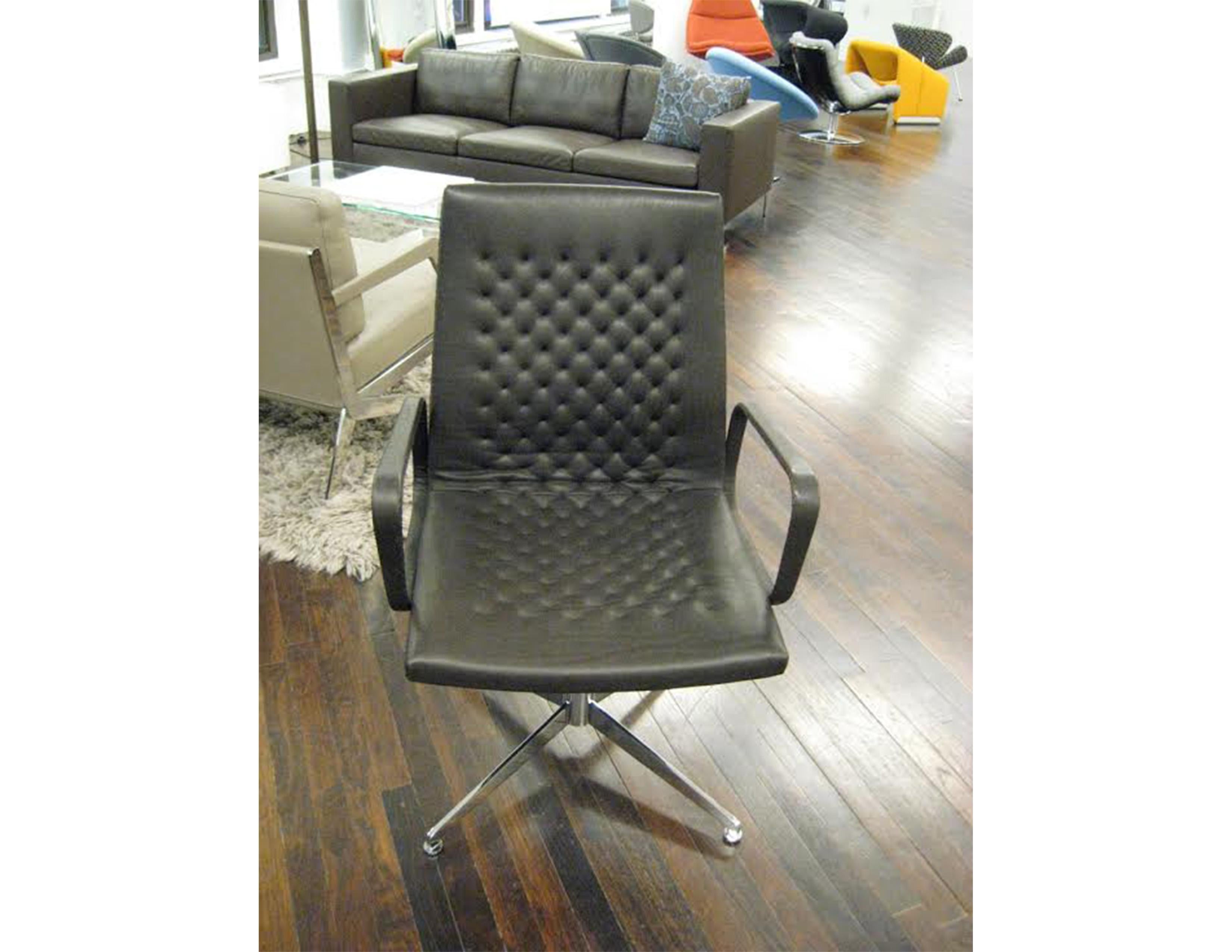 DeSede DS-1051  Executive Leather Swivel Armchair In Good Condition For Sale In New York, NY