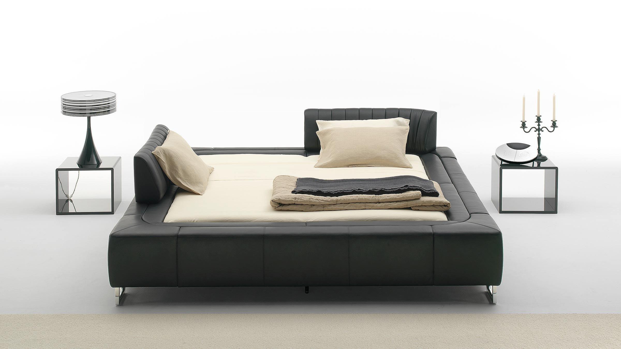 Contemporary Desede DS-1165 King Size Bed in Leather by Hugo De Ruiter For Sale