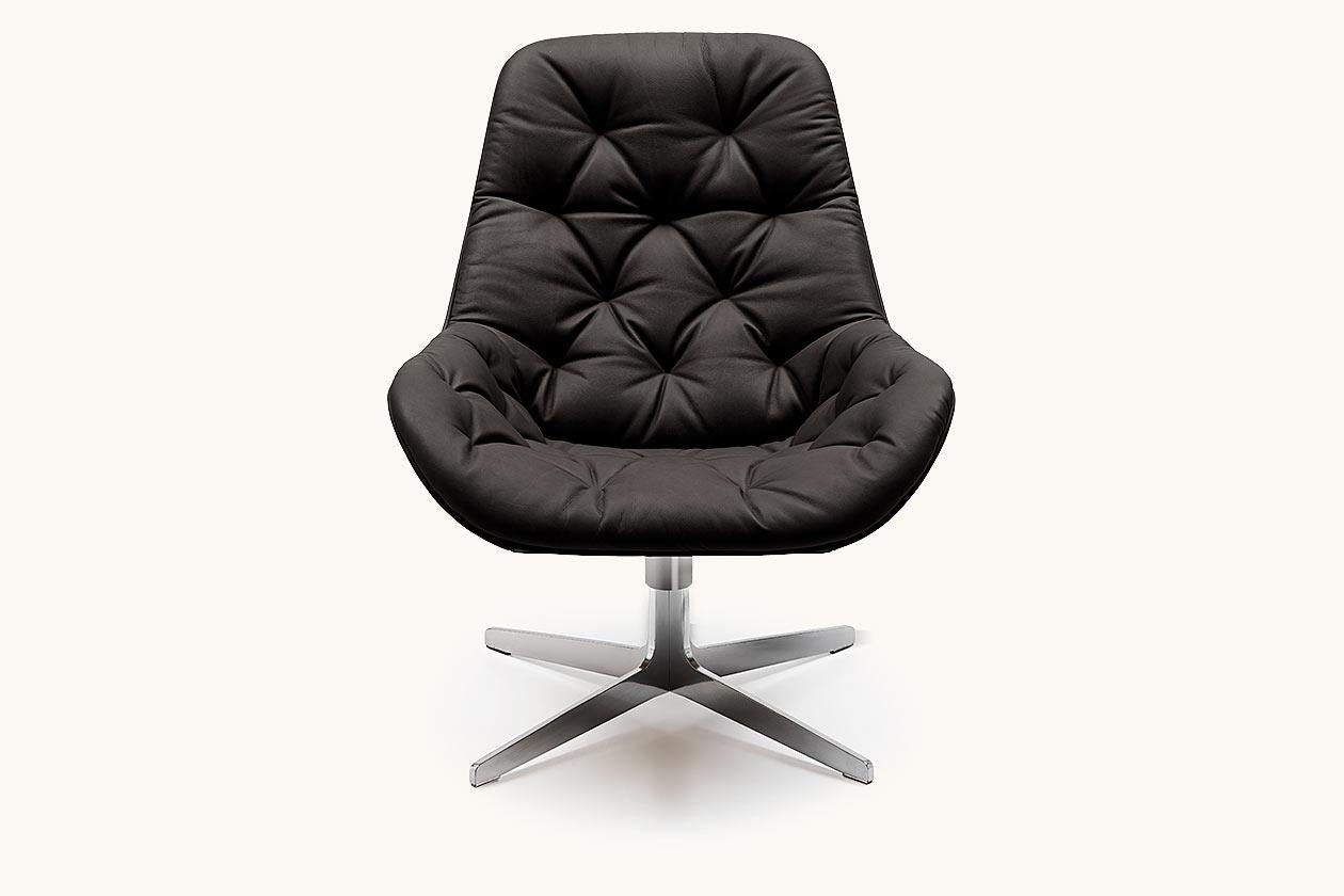 Sit the way you would sit in a racing car. Minimalist, streamlined language of design for maximum seating comfort: sitting in the lounge chair is like sitting in a quick, sleek speedster. The planeness with the circum ferential edges gives the