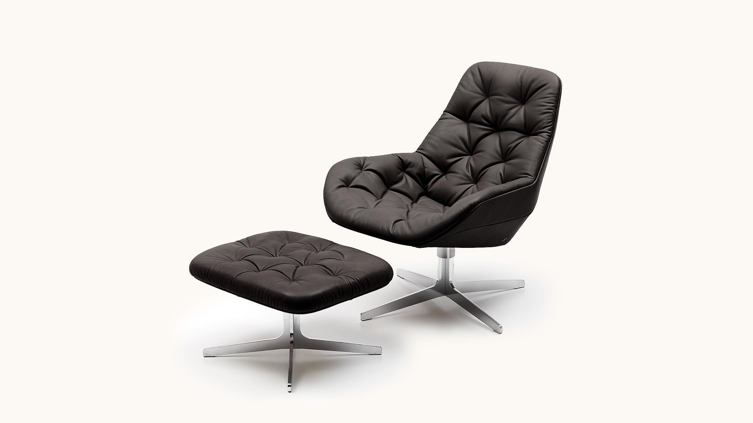 Sit the way you would sit in a racing car. Minimalist, streamlined lan guage of design for maximum seating comfort: sitting in the lounge chair is like sitting in a quick, sleek speedster. The planeness with the circum ferential edges gives the