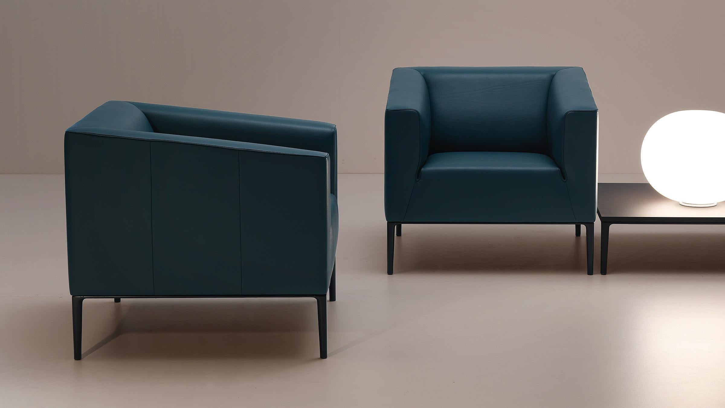 Its linear outer contour and round inner shape make the DS-161 a fine silhouette of comfort. The forward sloping armrests let the arms rest enthroned, while the backrest embraces the body like an embrace. Those who let their hands glide over the