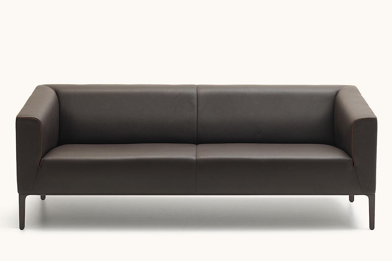 Its linear outer contour and round inner shape make the DS-161 a fine silhouette of comfort. The forward sloping armrests let the arms rest enthroned, while the backrest embraces the body like an embrace. Those who let their hands glide over the