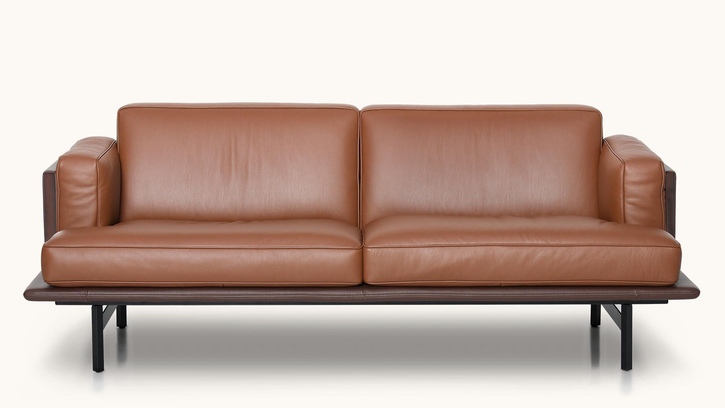 La Belle Époque rencontre la French touch. C'est la combinaison de contours droits et d'un confort éprouvé qui fait du DS-175 une icône de style. La surface d'assise positionnée sur une plate-forme et les supports filigranes séduisent par leur