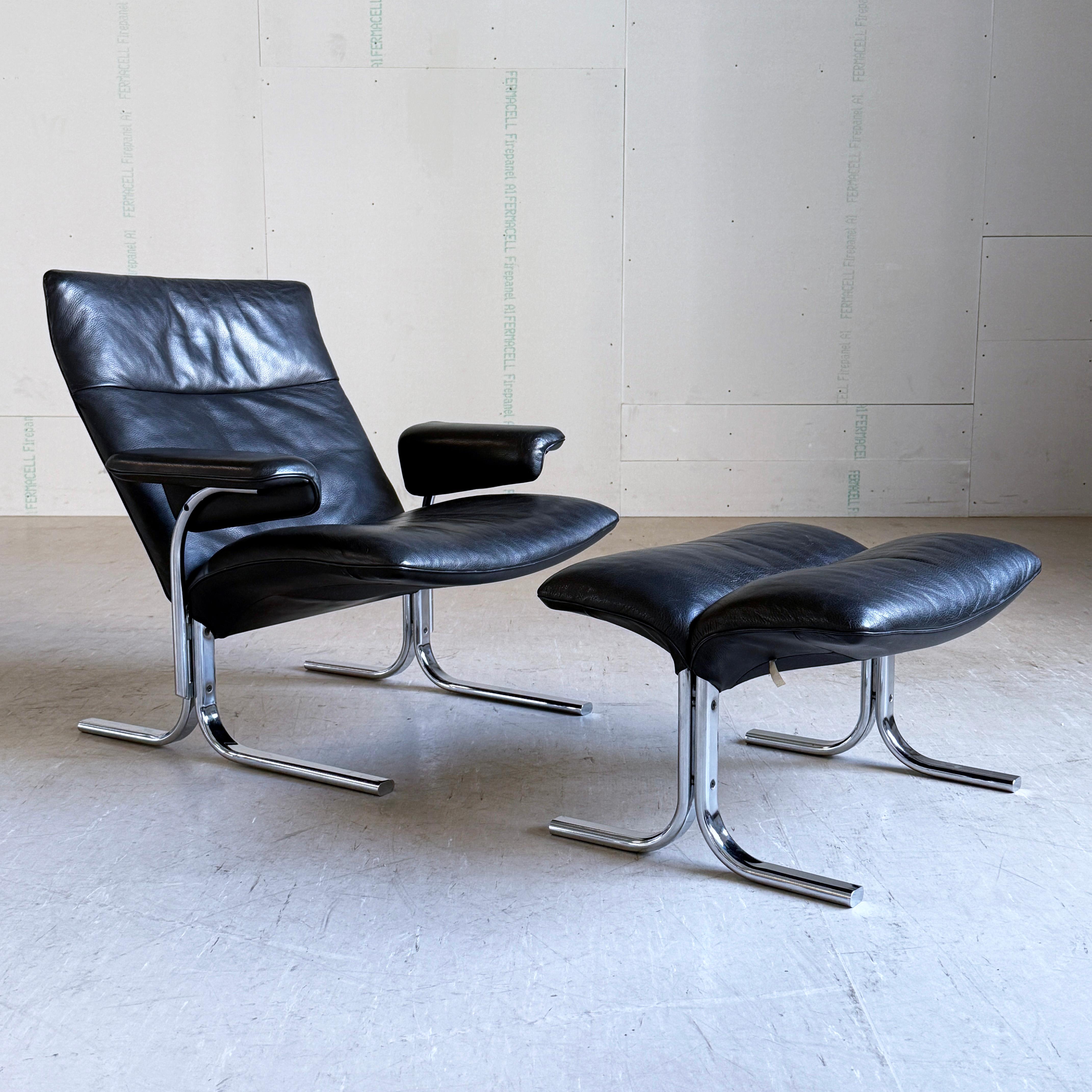 Hans Eichenberger DS 2030 Sessel mit niedriger Rückenlehne aus Leder und passender Ottomane. Produziert von DeSede, Schweiz. Schwarzes Leder mit verchromtem Stahlfuß. Ein zeitloser Schweizer Designklassiker in schönem Zustand. Hergestellt in der