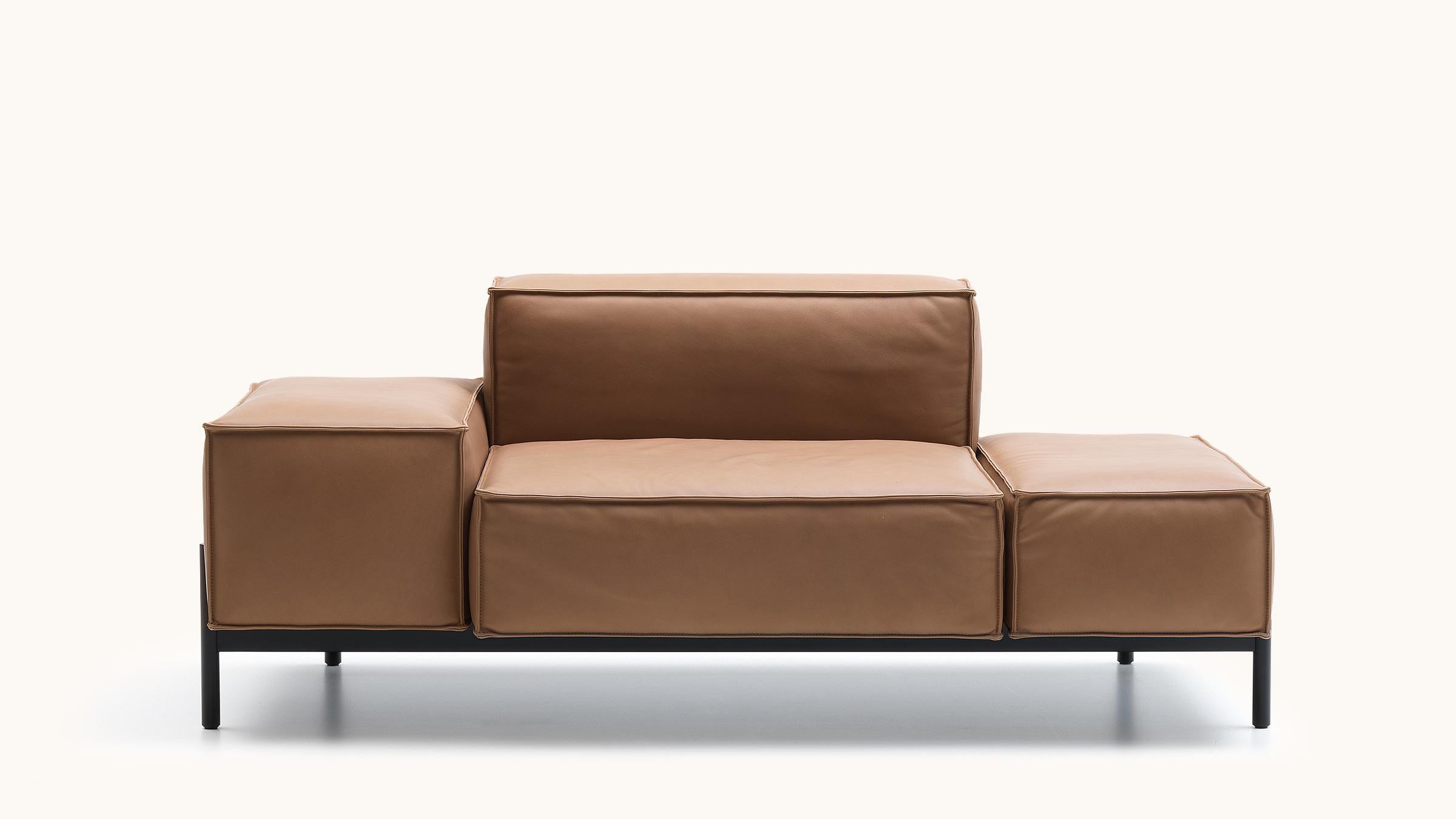 Éléments opulents pour une utilisation modulaire. La structure architecturale de DS-21 est créée par un cadre métallique qui entoure les volumes individuels des coussins, semblant les porter sans effort. Les éléments opulents s'opposent aux lignes