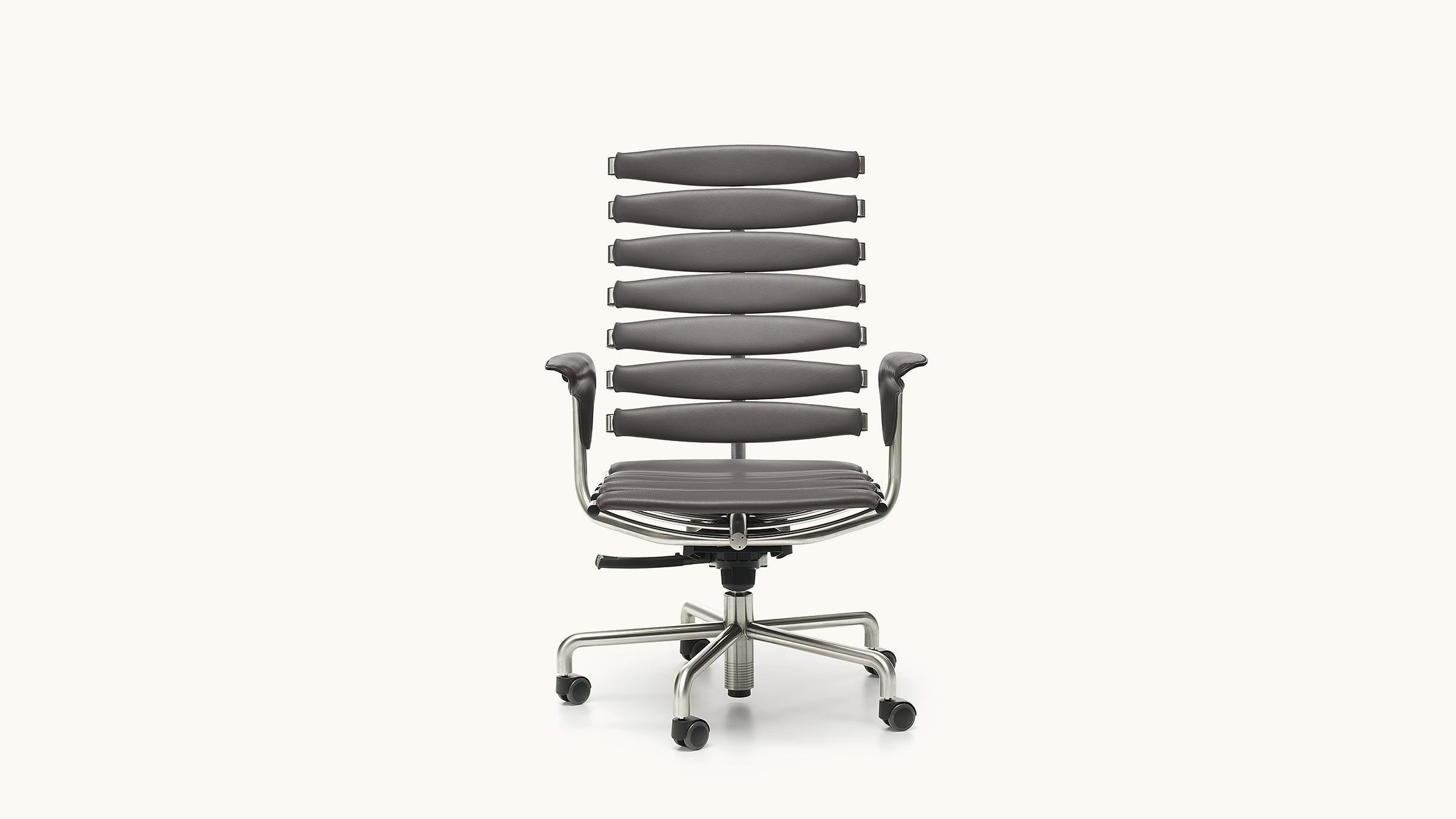 The slats on DS-2100 in finest leather adapt to individual body contours and provide – with its embracing feeling – the highest level of comfort. Available as a low-backed, visitor swivel chair, a high-backed executive chair, with headrest, tilt