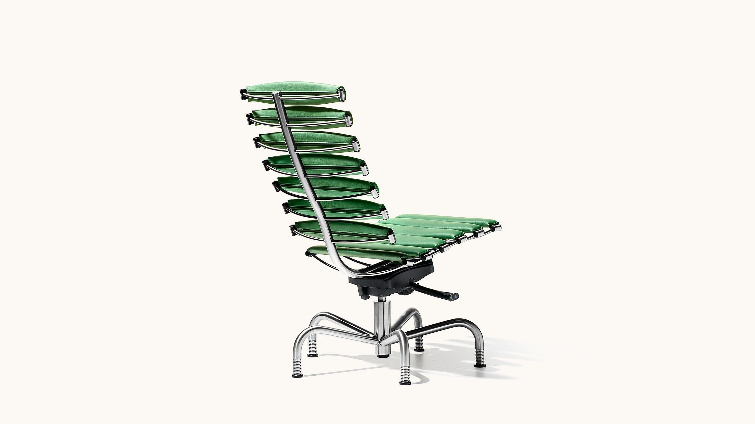 The slats on DS-2100 in finest leather adapt to individual body contours and provide – with its embracing feeling – the highest level of comfort. Available as a low-backed, visitor swivel chair, a high-backed executive chair, with headrest, tilt