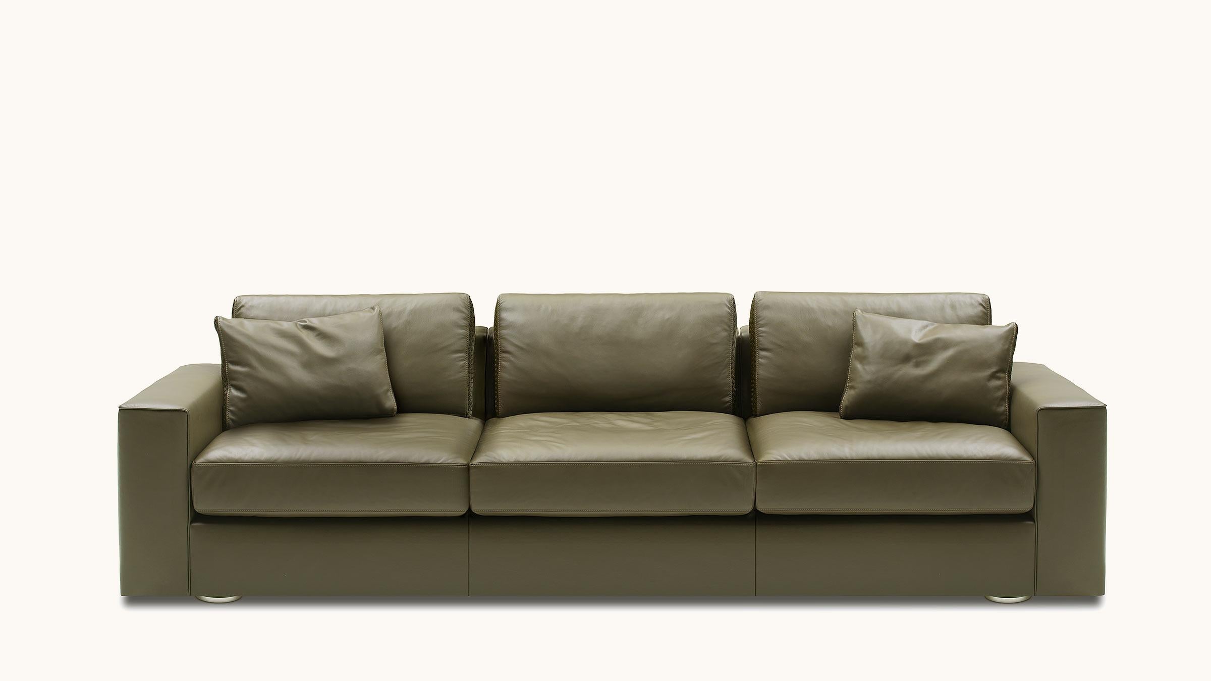 DS-247 is a new sofa system that can not only be adjusted to different positions, but also to your life – with all its facets. Do you want to relax, read or simply do nothing? Have a face-to-face conversation? Do you want to close your eyes for a