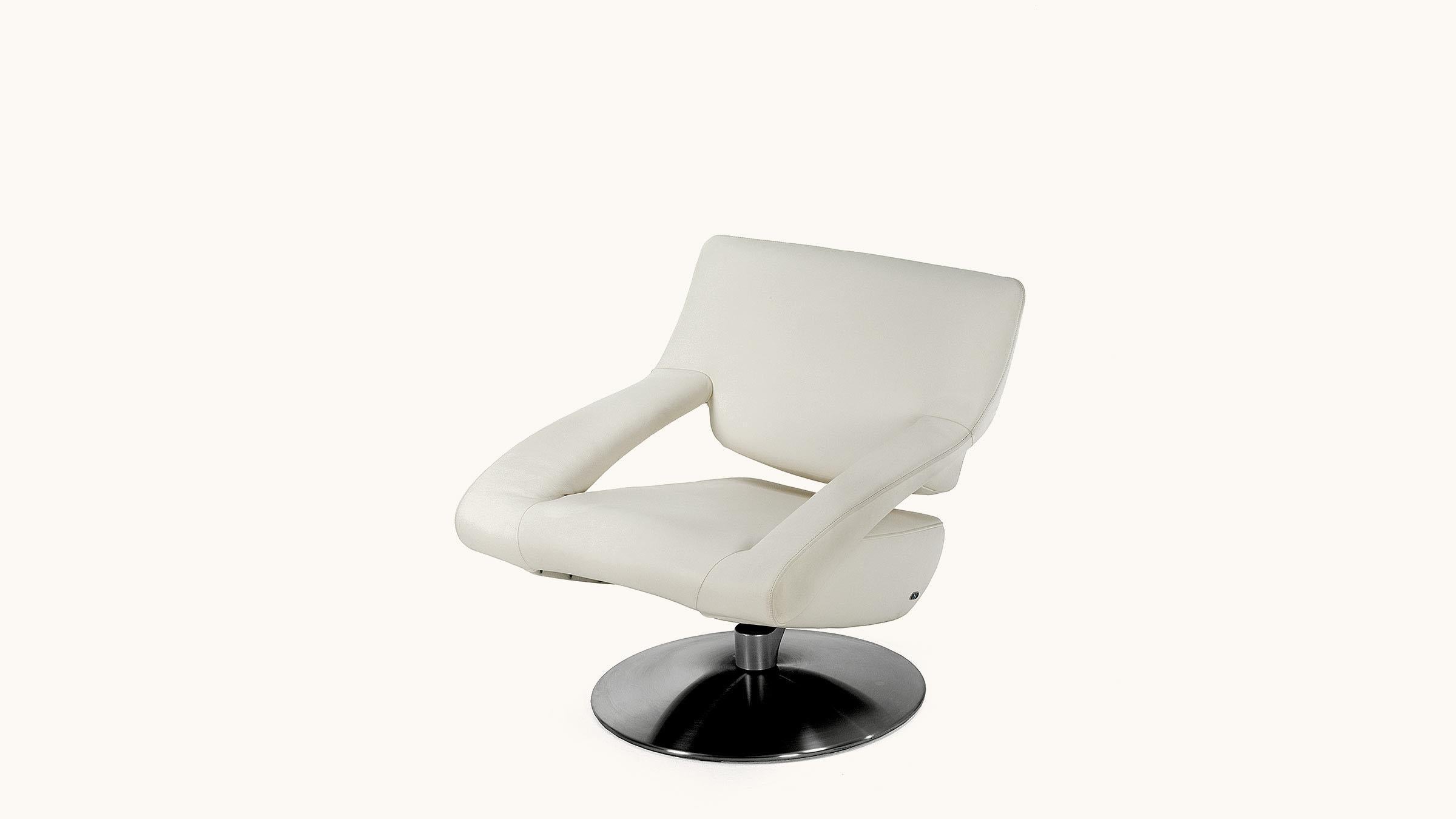 La chaise est l'objet d'ameublement moderne qui a le plus occupé les designers. Aucun autre meuble n'a été aussi soigneusement testé, étudié et examiné de près pour sa composition, son confort et sa fonction, son cœur et ses poumons, que la chaise.