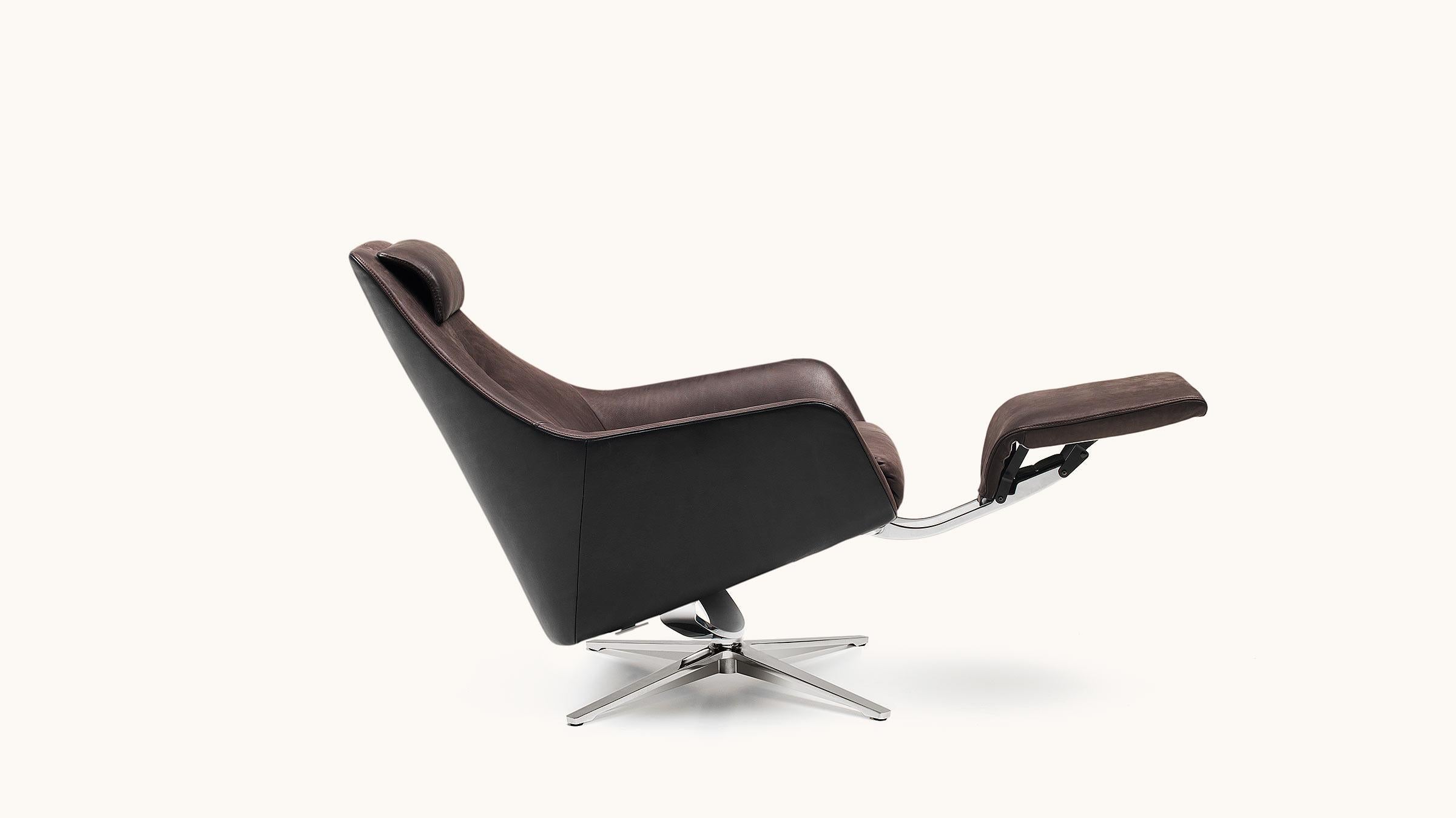 Maximum relax comfort. DS-277 is impressive for its formally exciting transition between the seat and back shell as a characteristic feature. A variety of leather qualities are available for the outer and inner shell. Infinitely height-adjustable