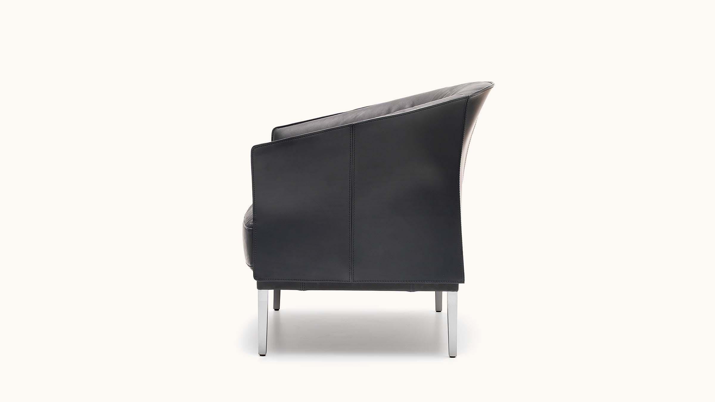 It’s like a chameleon: at first hidden and inconspicuous but due to his appearance it is adaptable and inexpressively full of character. We are talking about the dainty fauteuil DS-291. Despite its compact appearance, the DS-291 is ideally suited to