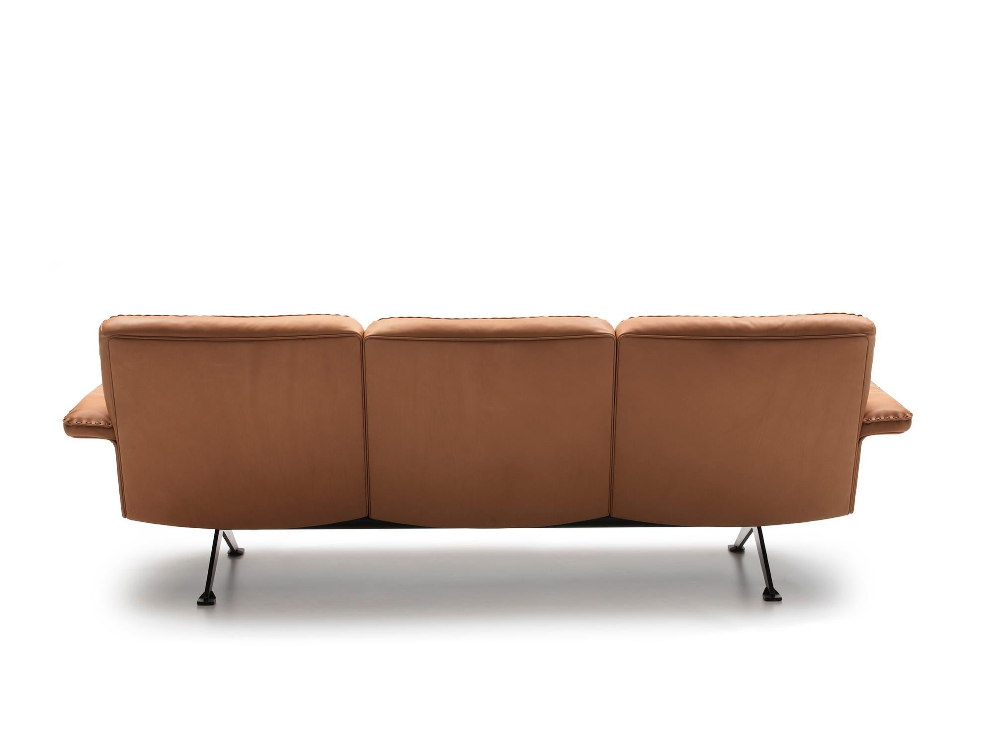 The DS-31 model series is one of the classics of our manufacture. This is where design, craftsmanship and leather expertise come together to form a timelessly beautiful item of upholstered furniture. The design presents itself in a light look: back