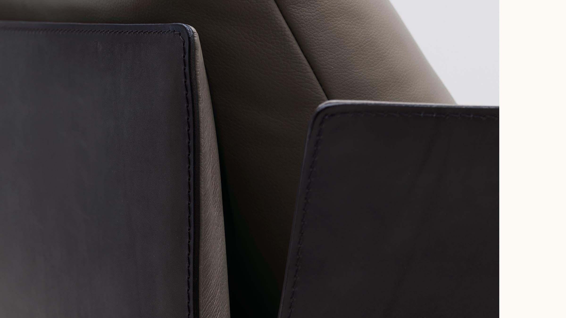 Svizzero De Sede DS-333 Divano grande a due posti in pelle Schiefer by De Sede Design Team in vendita